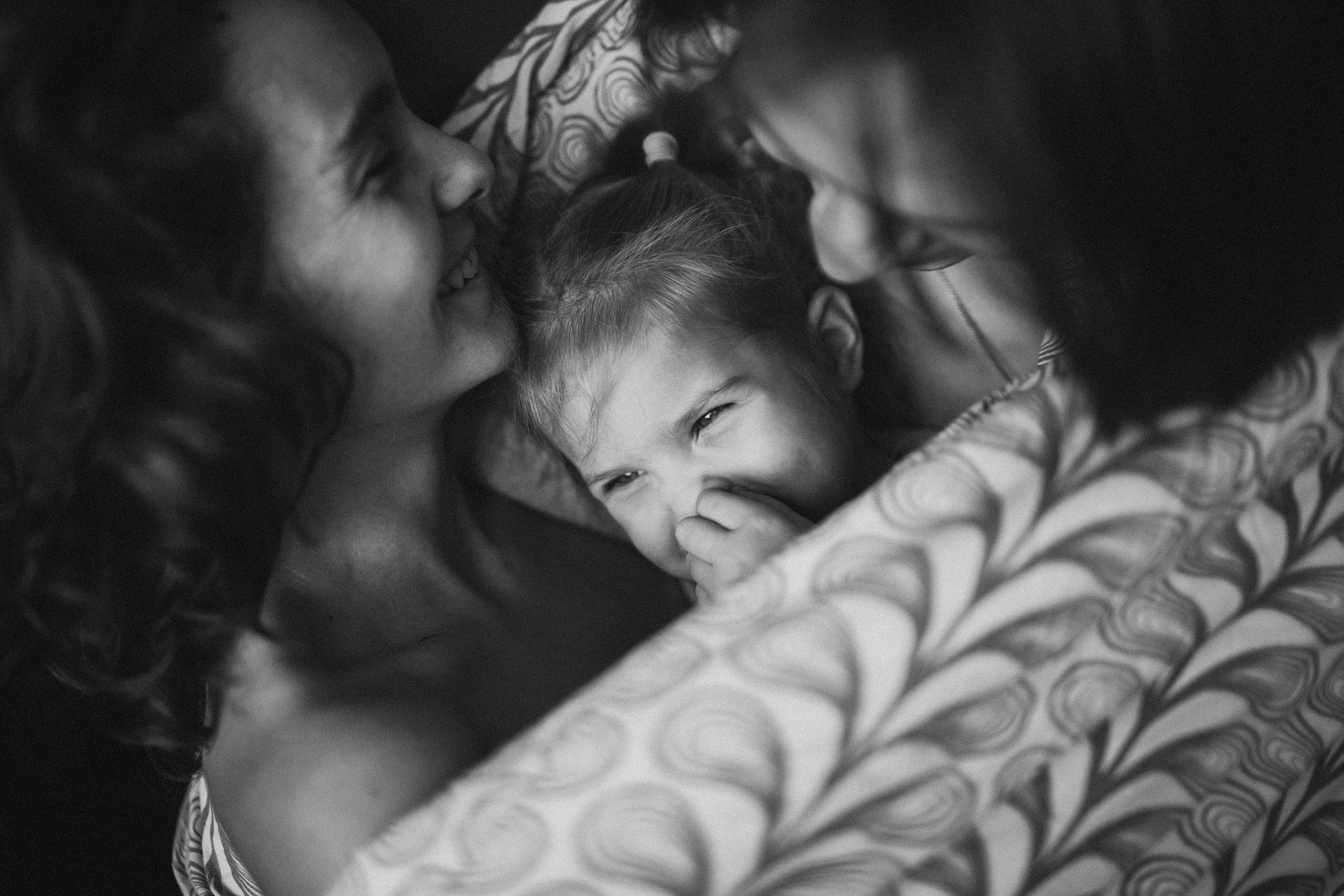 Молодая семейная пара с ребёнком