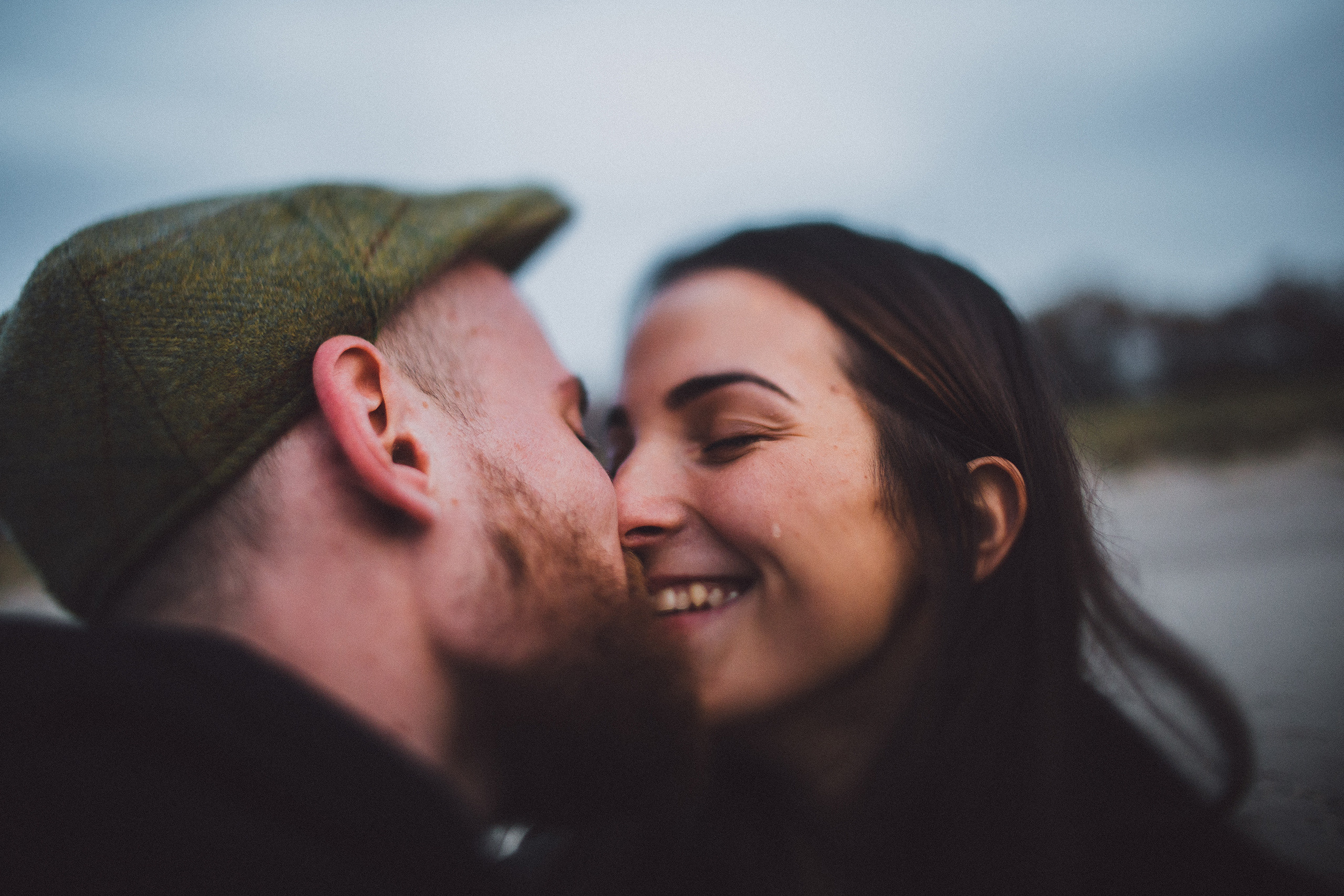 Влюблённая пара целуется