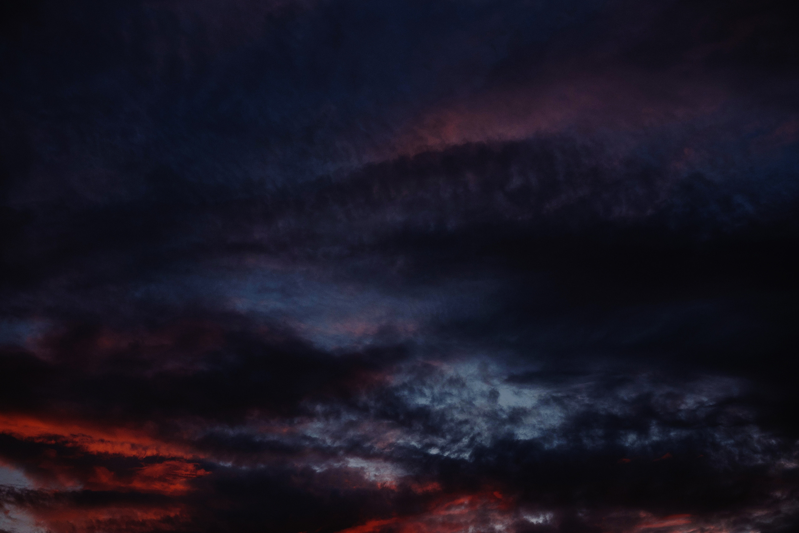 Летние грозовые облака на закате