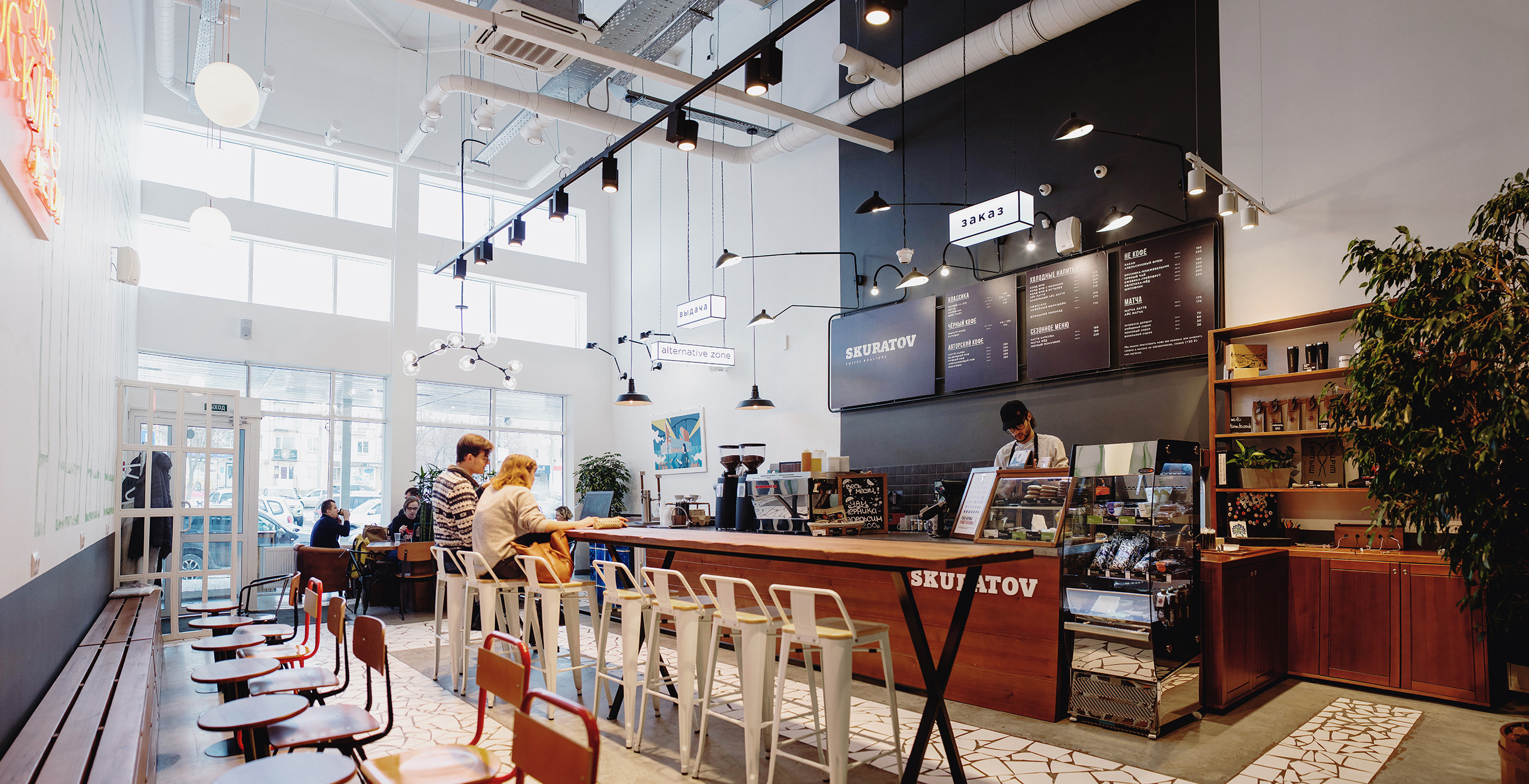 Кофейня с современным интерьером 