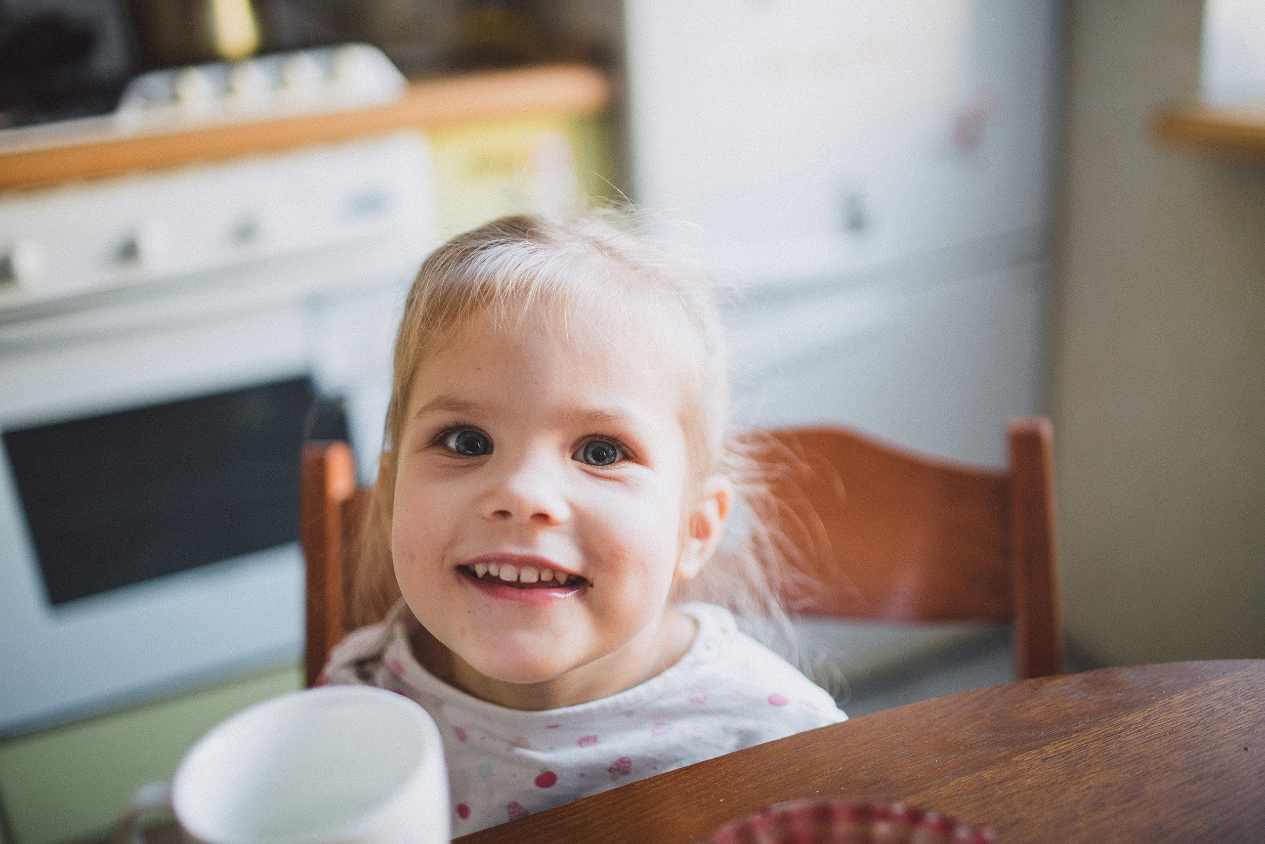 Счастливый ребёнок за столом