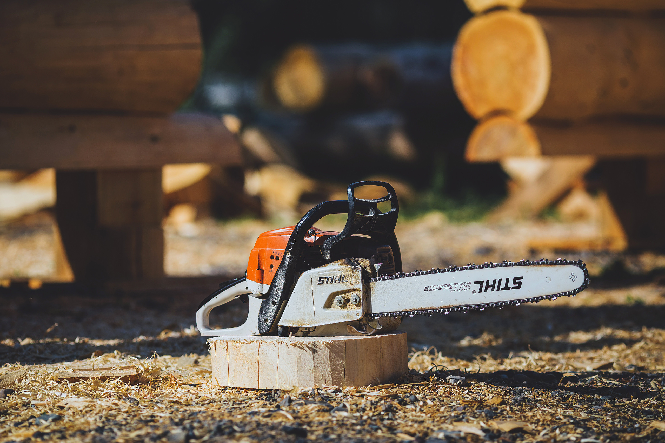 Бензопила на строительной площадке, фотографии для наполнения сайта