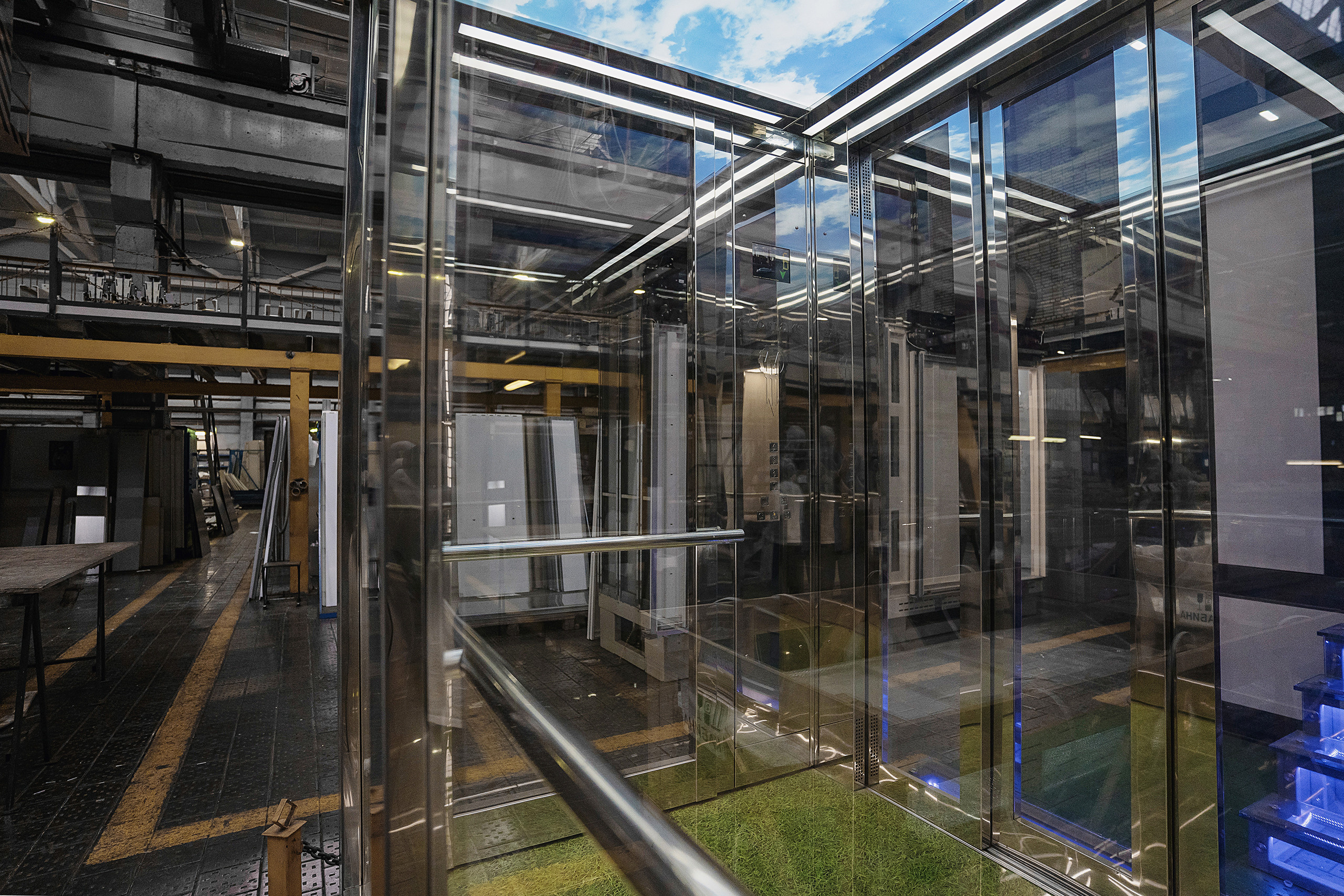 Лифт на лифтостроительном заводе, рекламная фотосъёмка для производства