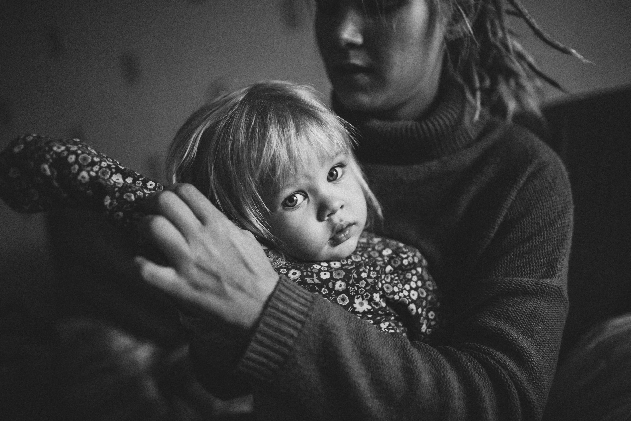 Мама одевает ребёнка