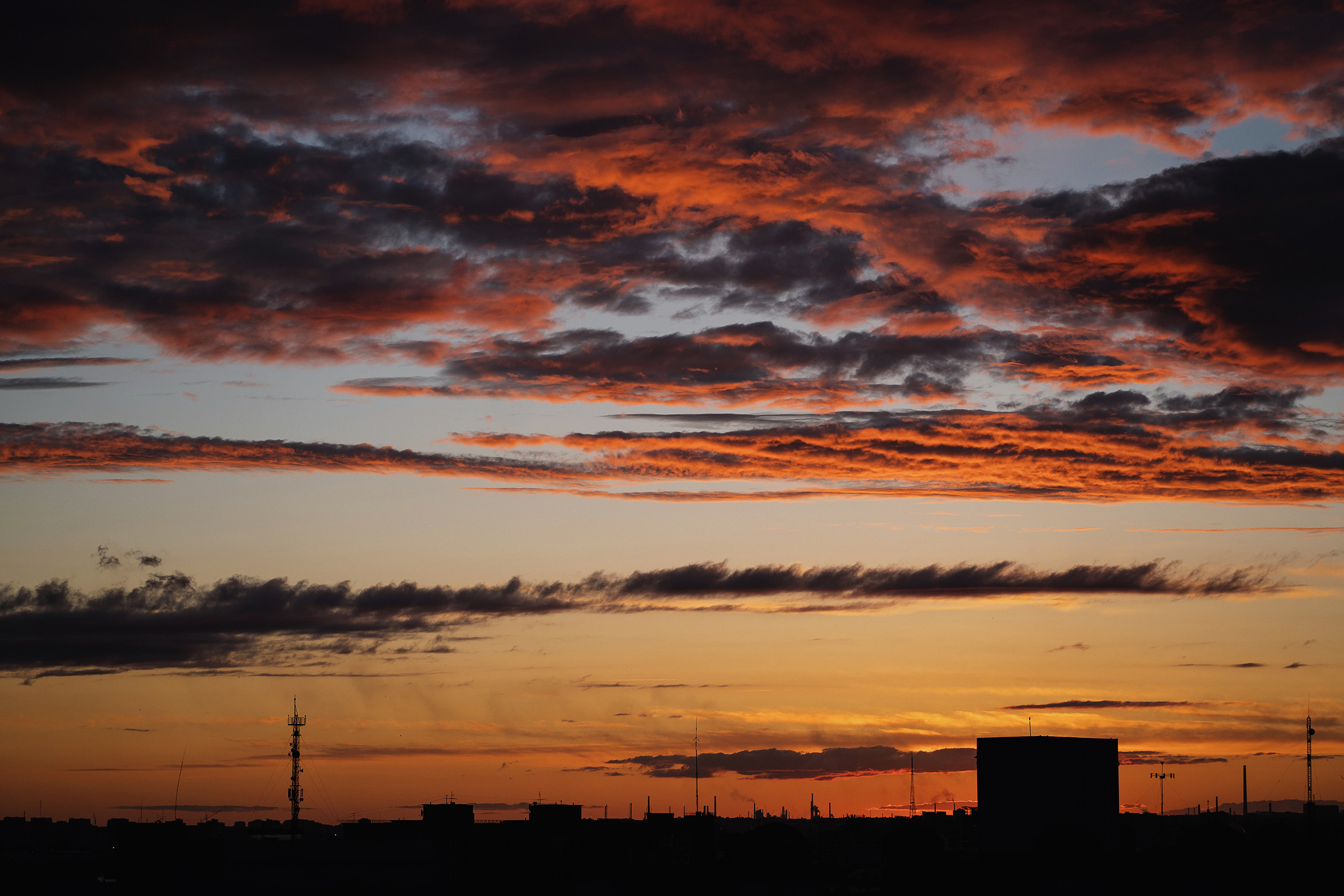 Город в закатном солнце