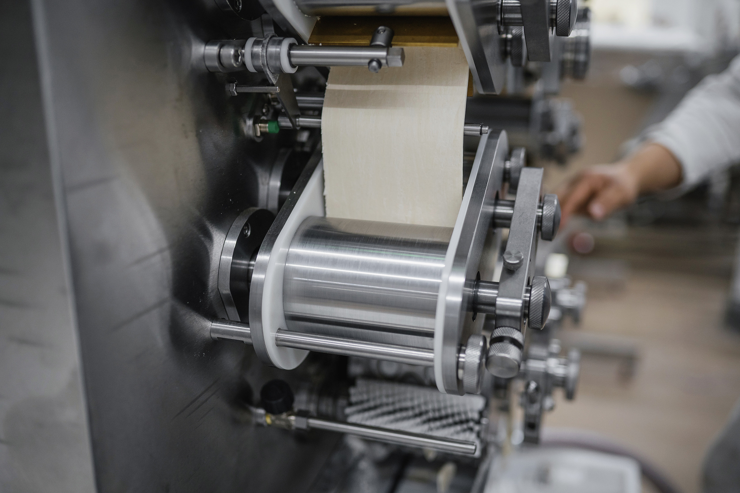 фотограф для бизнеса, Раскатка теста на производстве пельменей