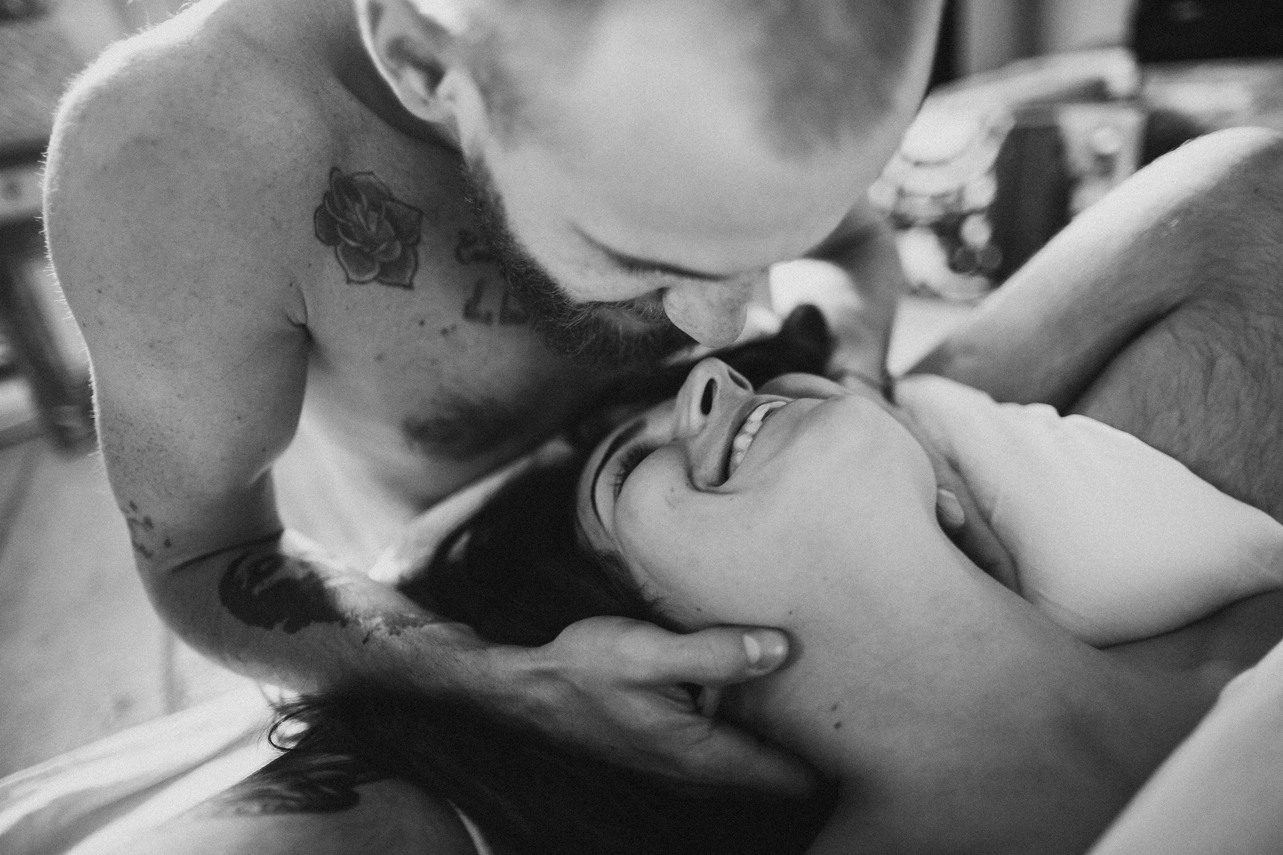 Влюблённая пара смотрит друг на друга