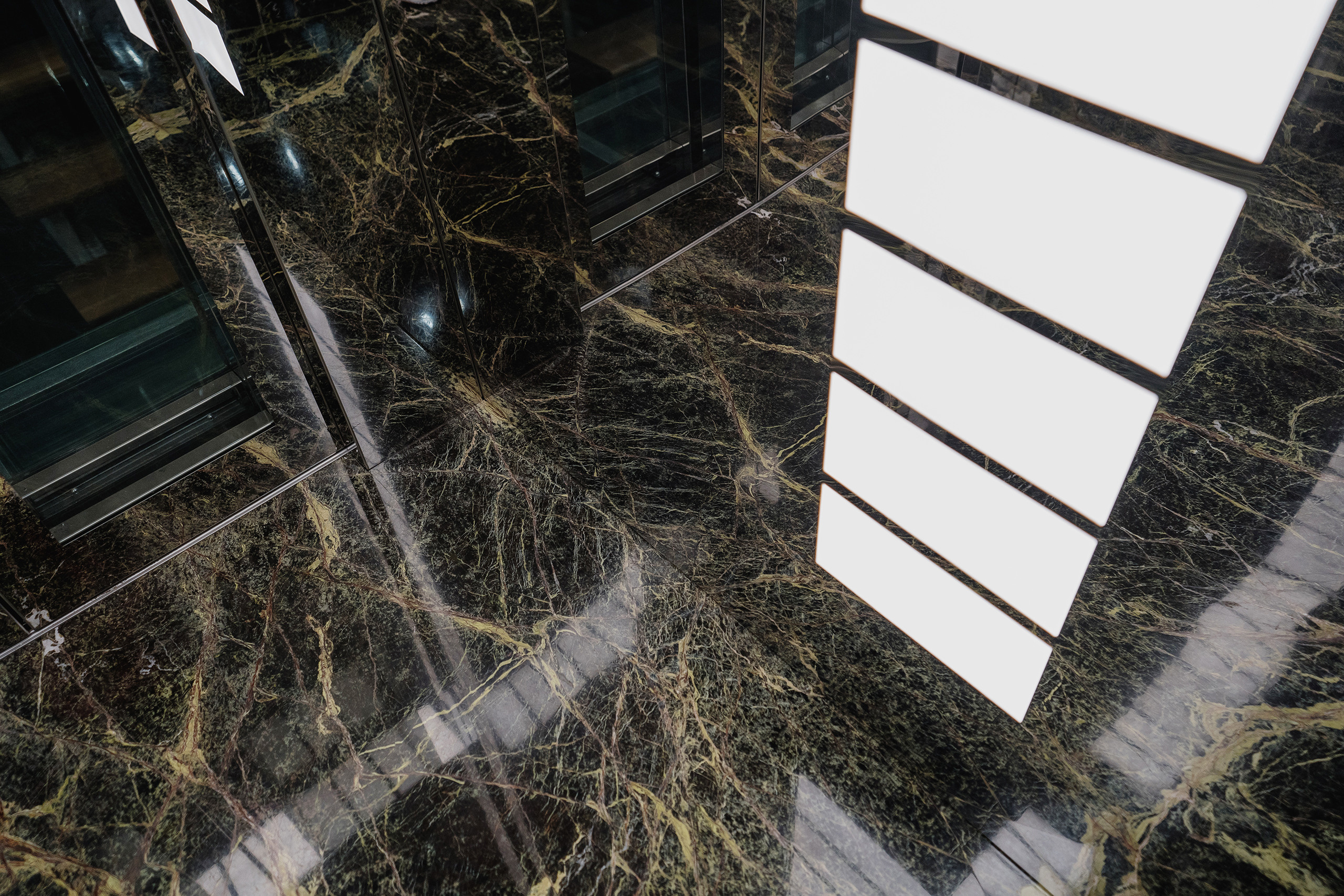 Кабина лифта на заводе по производству лифтов