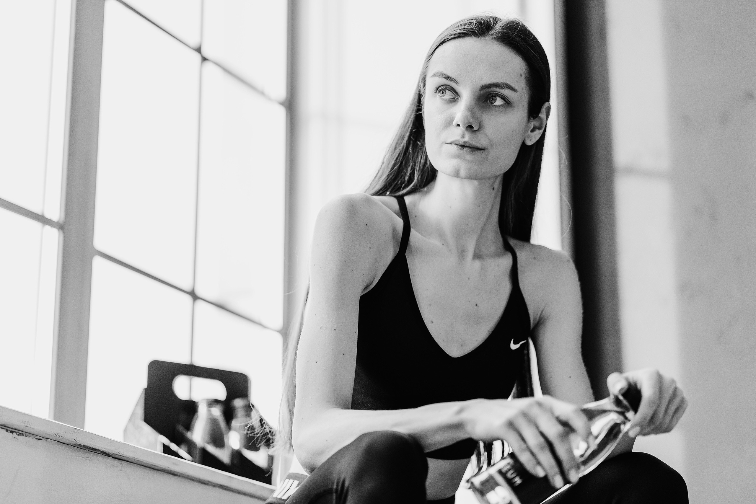 Спортивная девушка с бутылкой воды