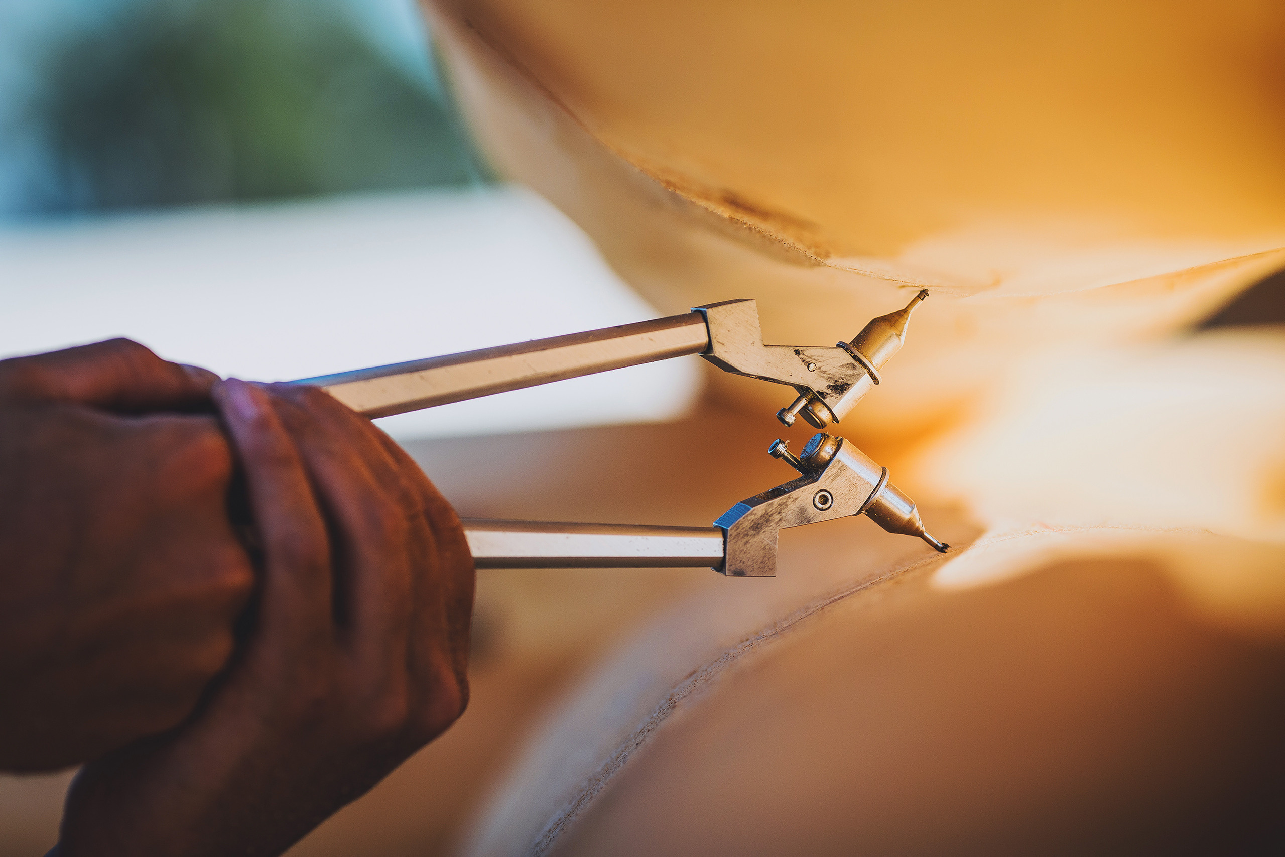 Строитель замеряет расстояние между брёвнами 