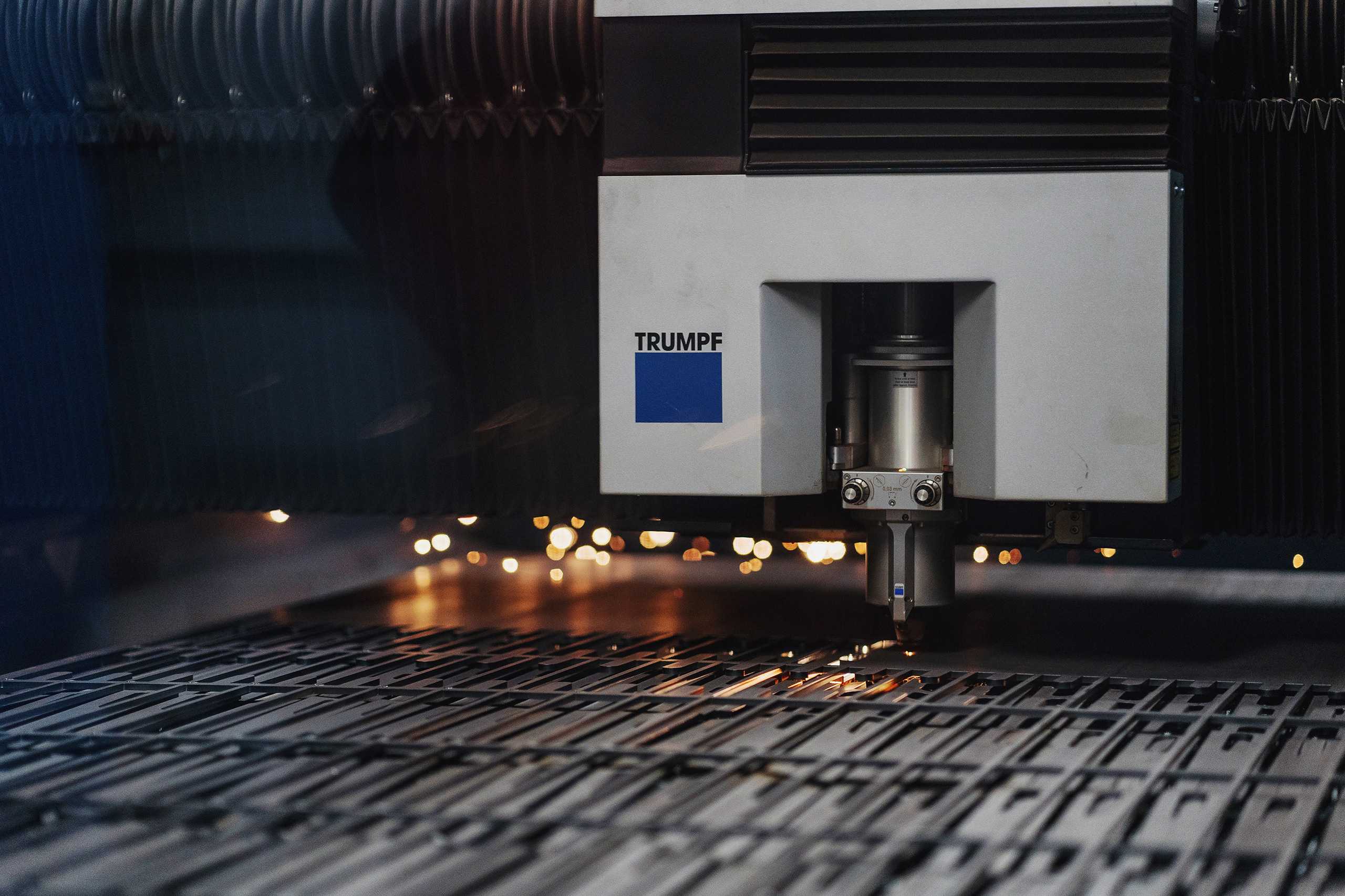 Лазерная резка металла на производстве лифтов