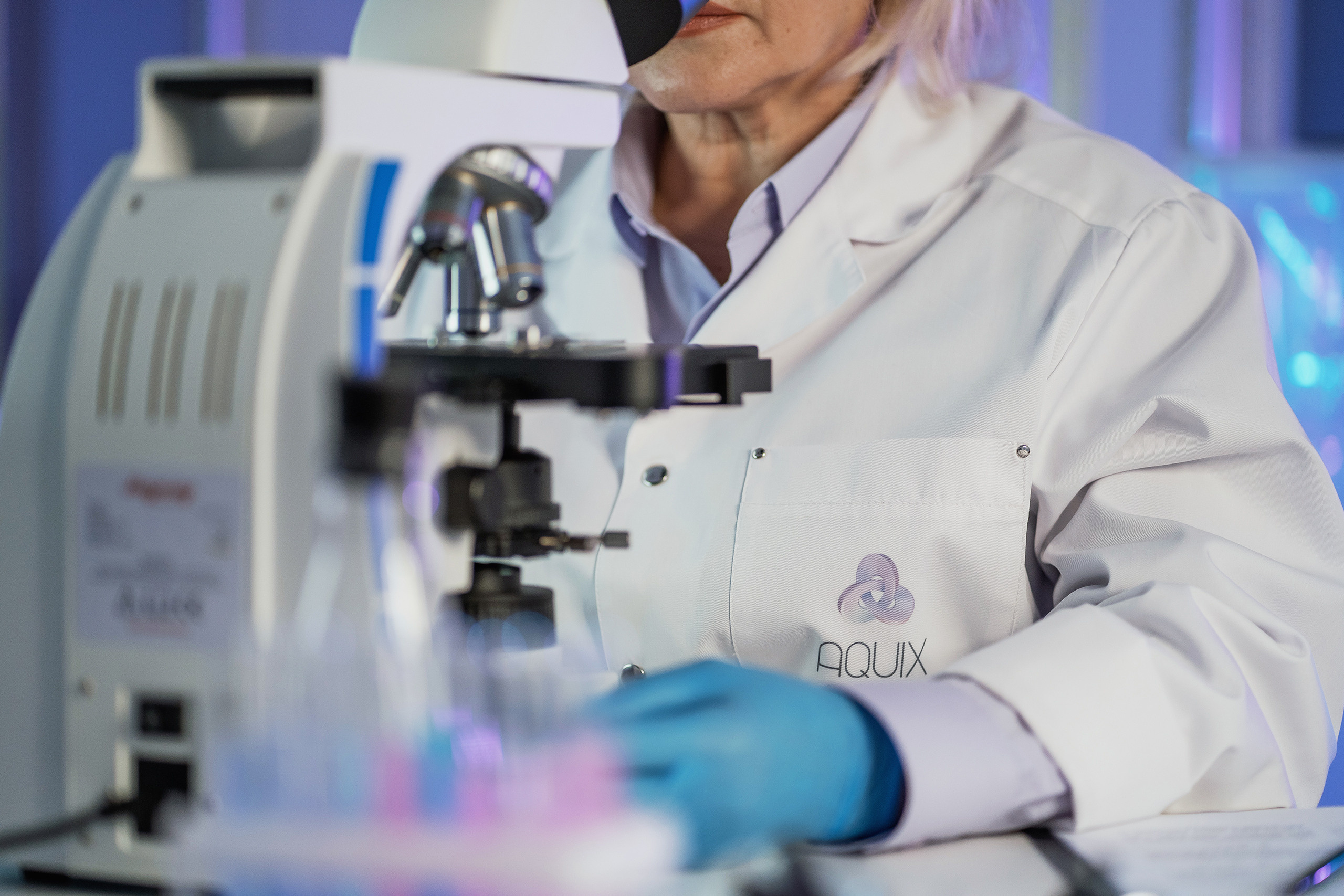 Ученый производит анализ состава воды под микроскопом