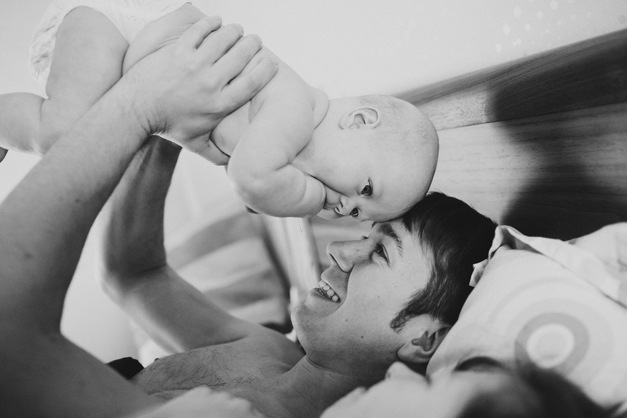 Отец играет с малышом