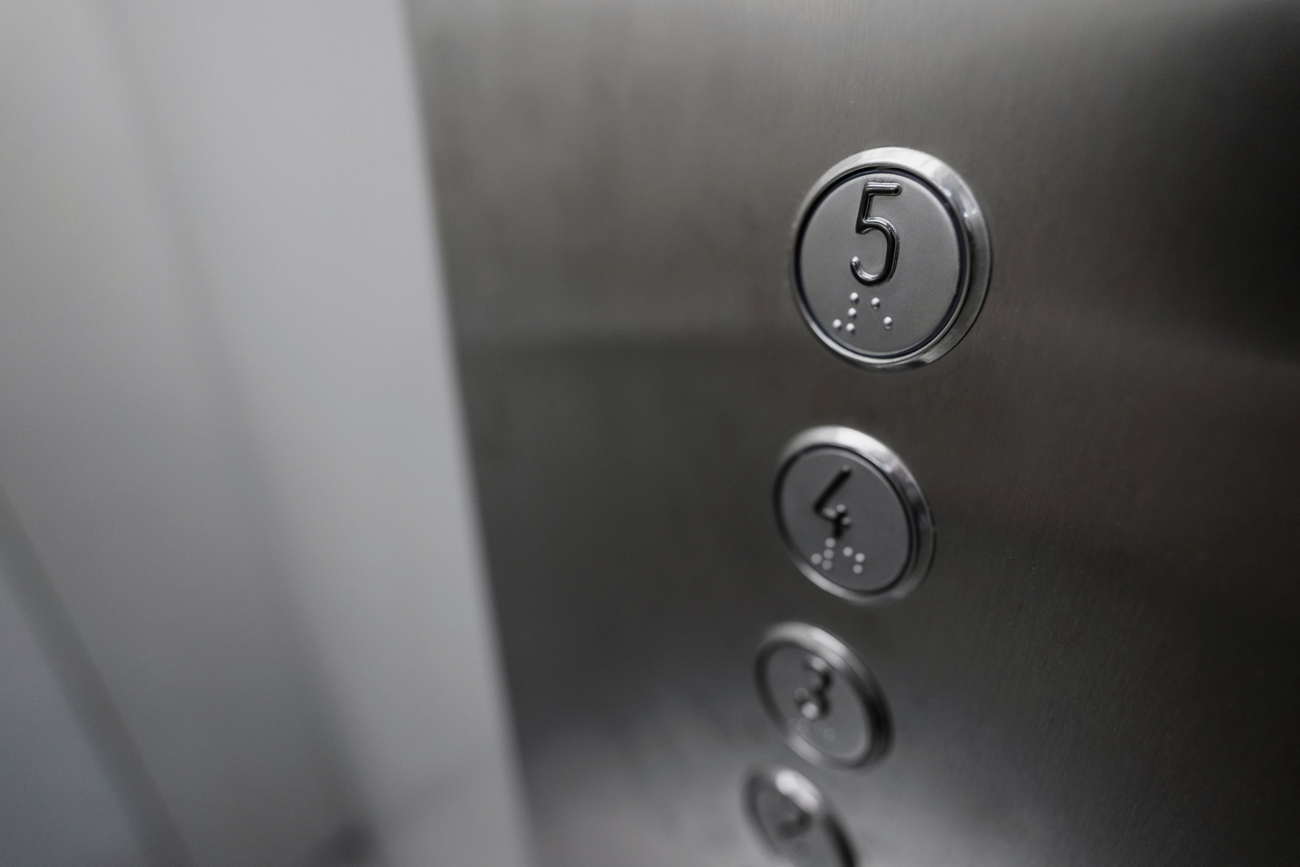 Кнопки в кабине лифта, контент фото для производства