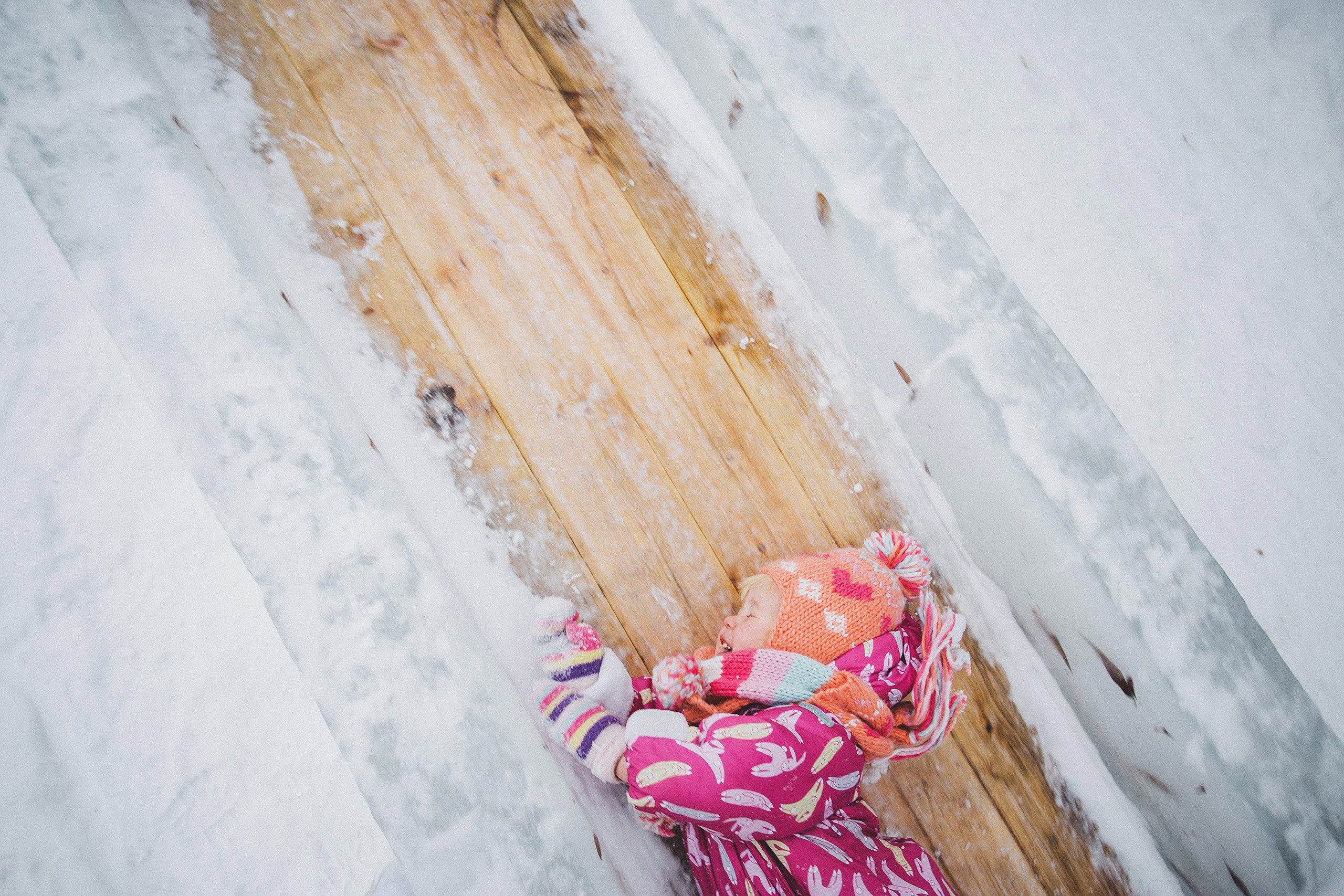 Ребёнок катиться по горке