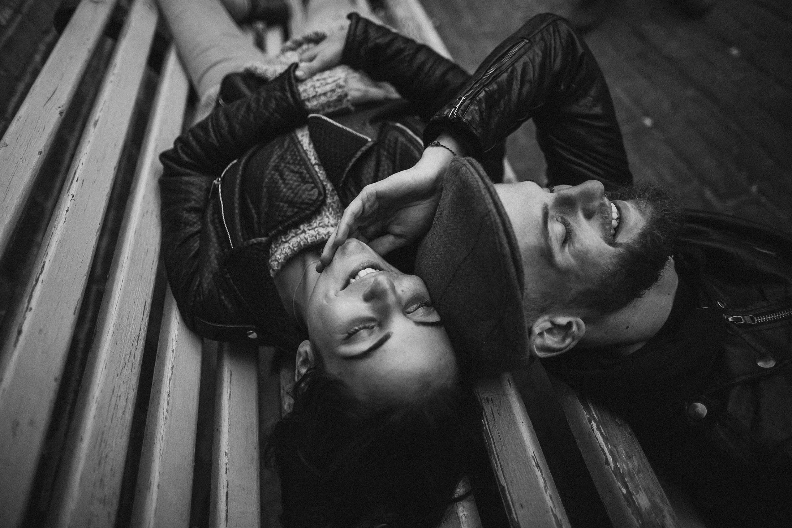 Влюблённая пара на лавочке