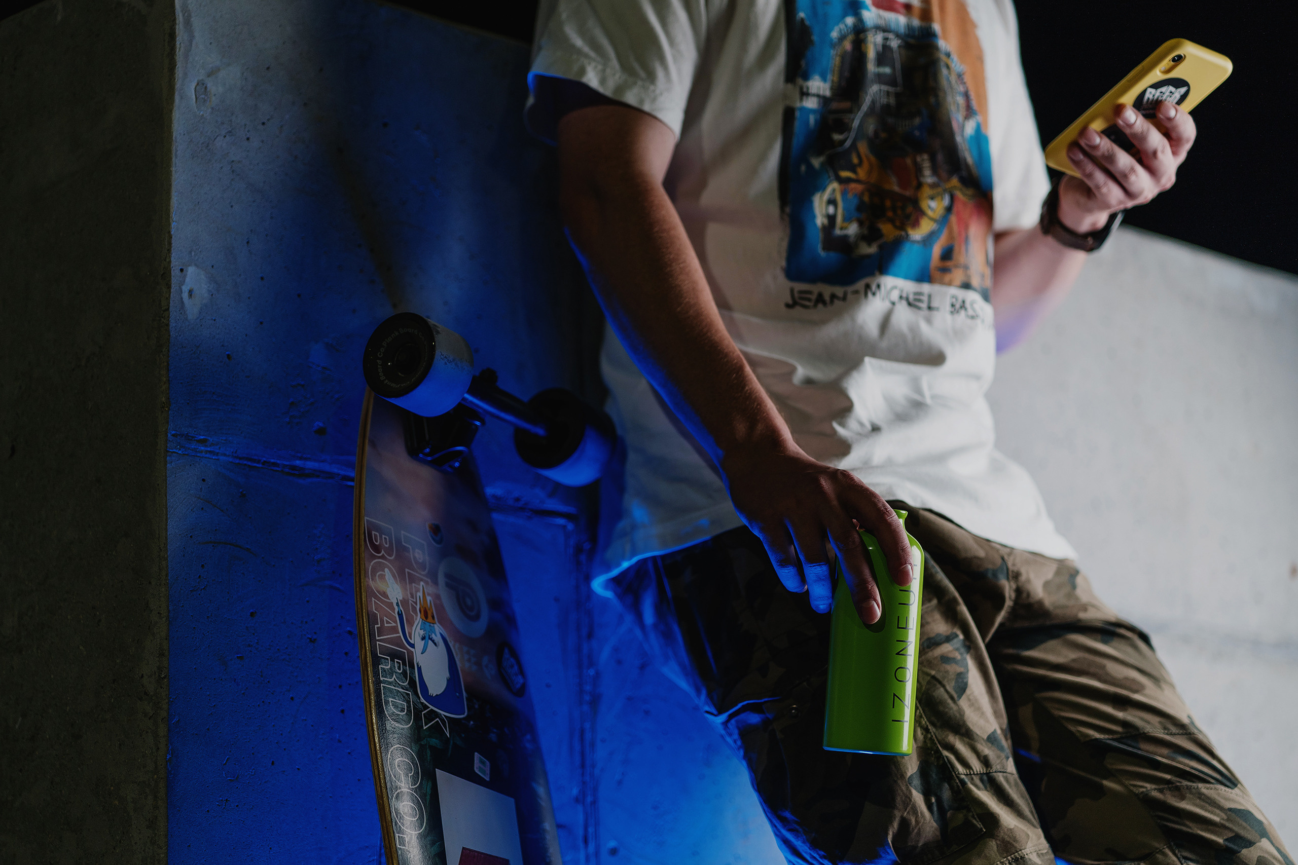 фото парень со скейтбордом и телефоном в руке