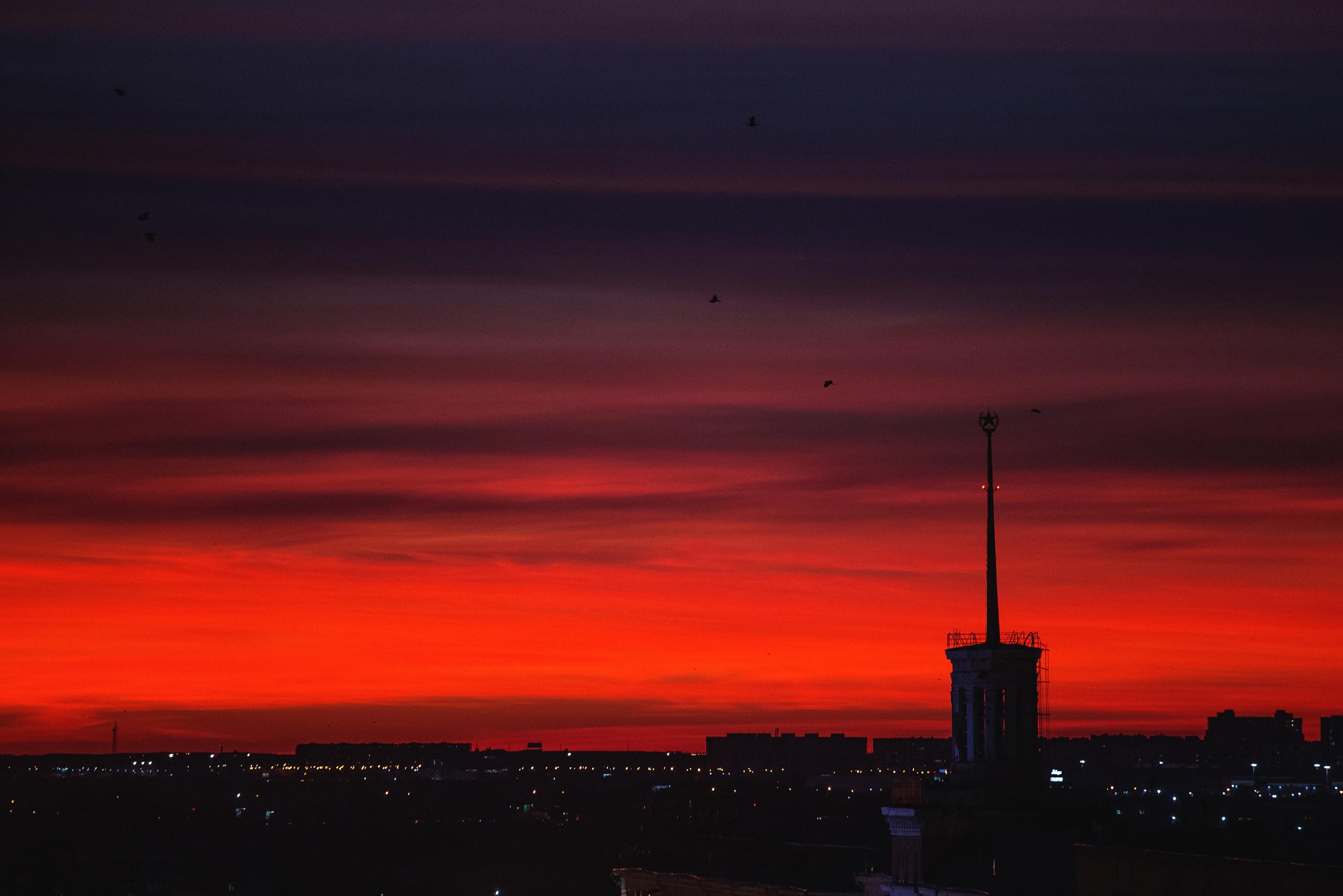 Алый закат над городом