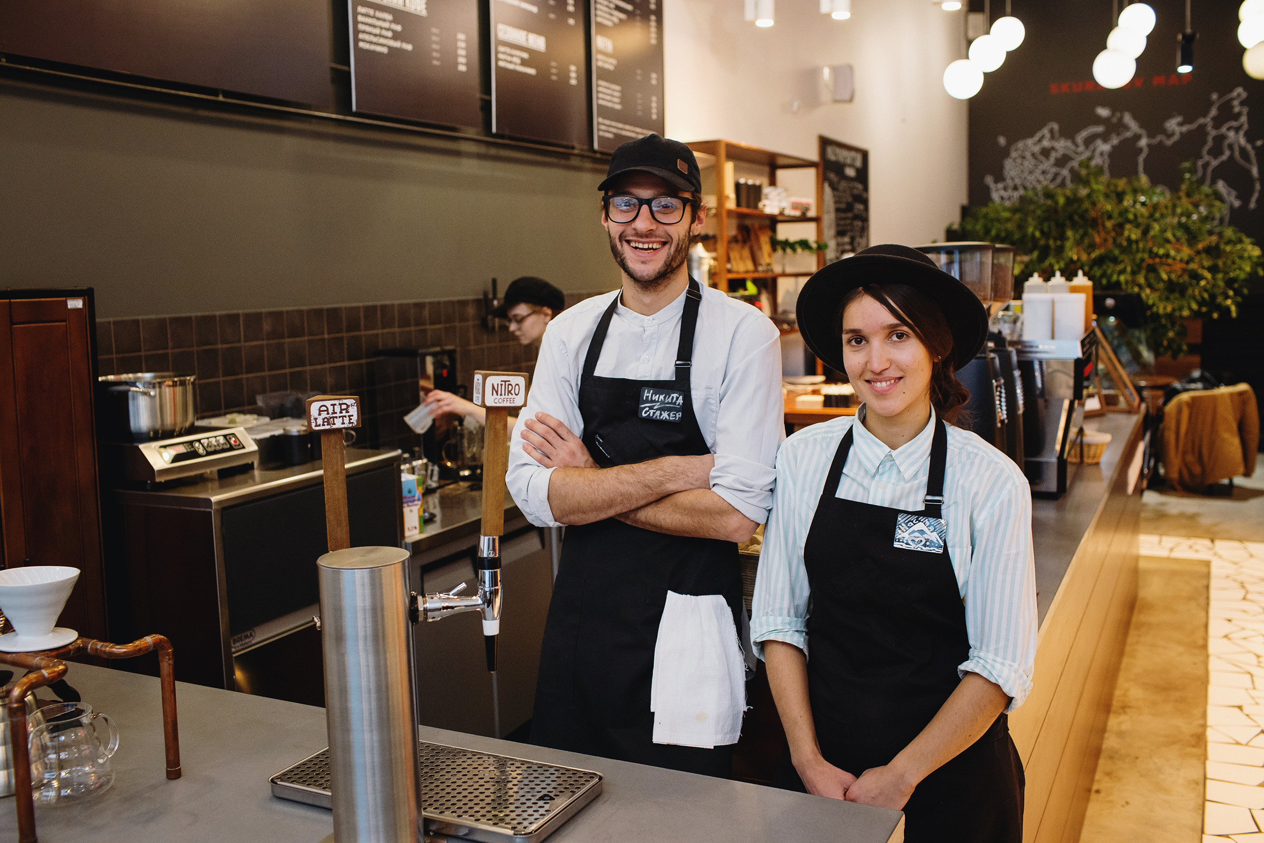 Два бариста в кофейне