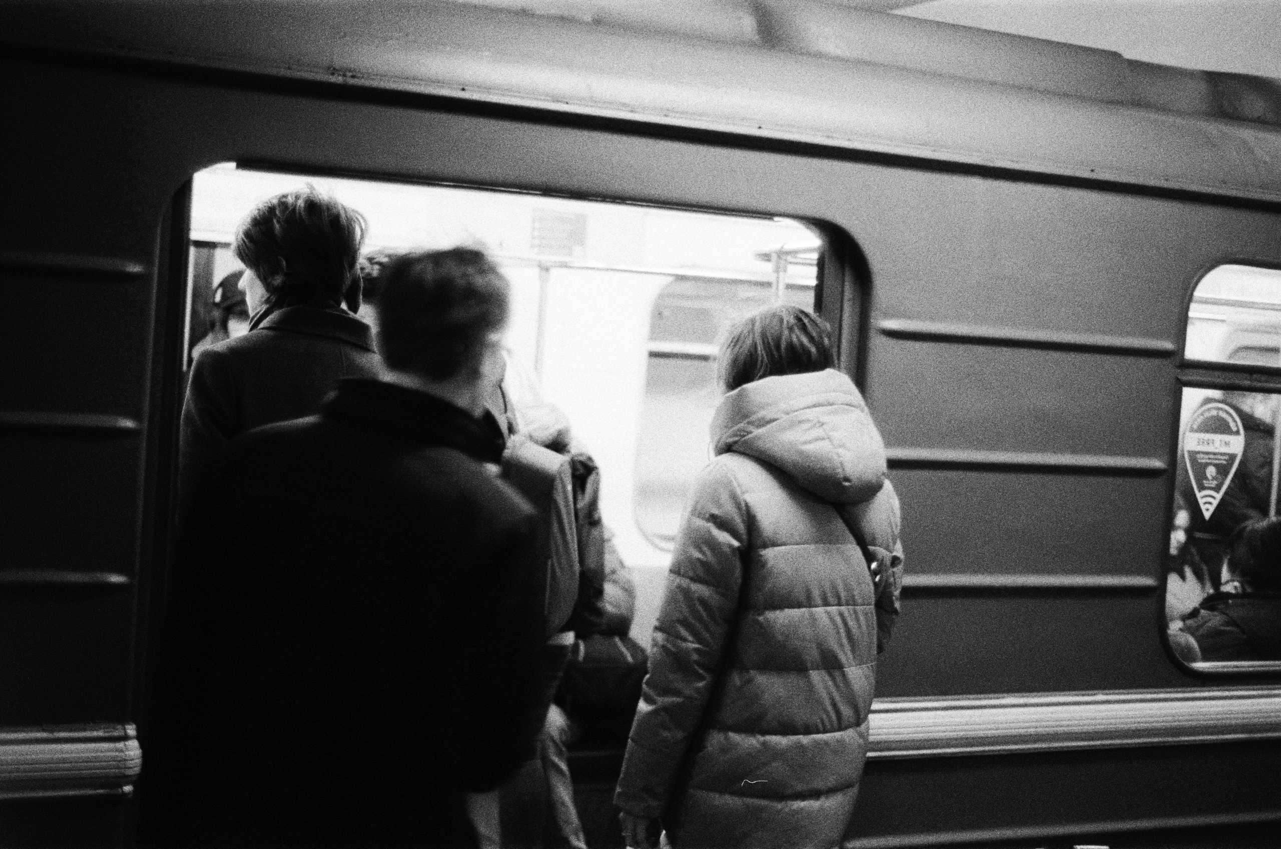 Фотосерия «Час пик»: динамика городской суеты в моменты транспортного и человеческого потока, игра света, тени и контраста в хронике городского движения. Фотограф: Ожерельев Лев