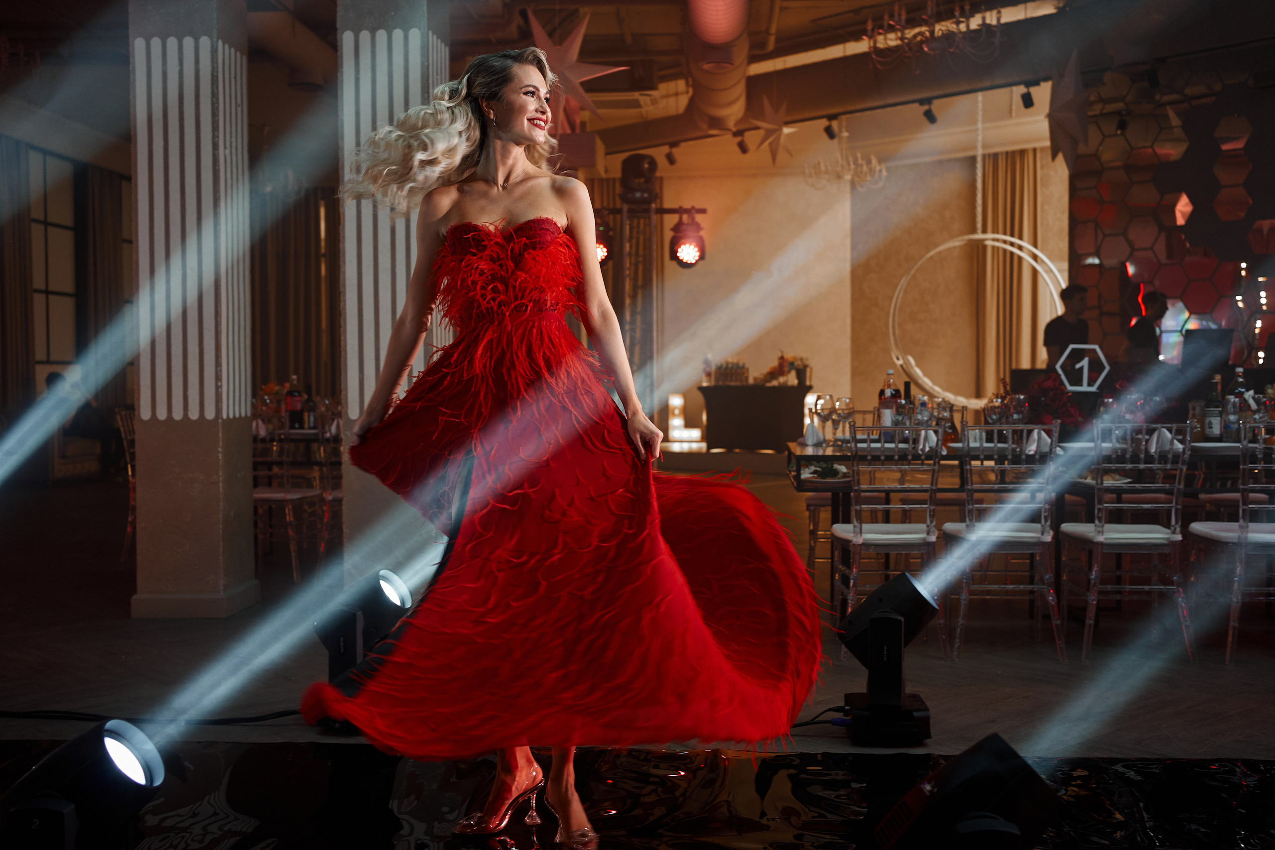 Фотосессия в банкетном зале, девушка развивает платье при ходьбе