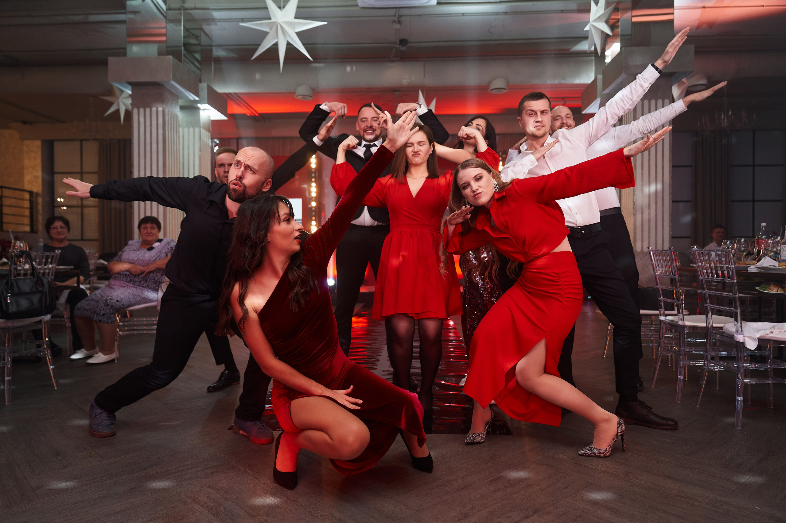 Креативное постановочное фото друзей на празднике