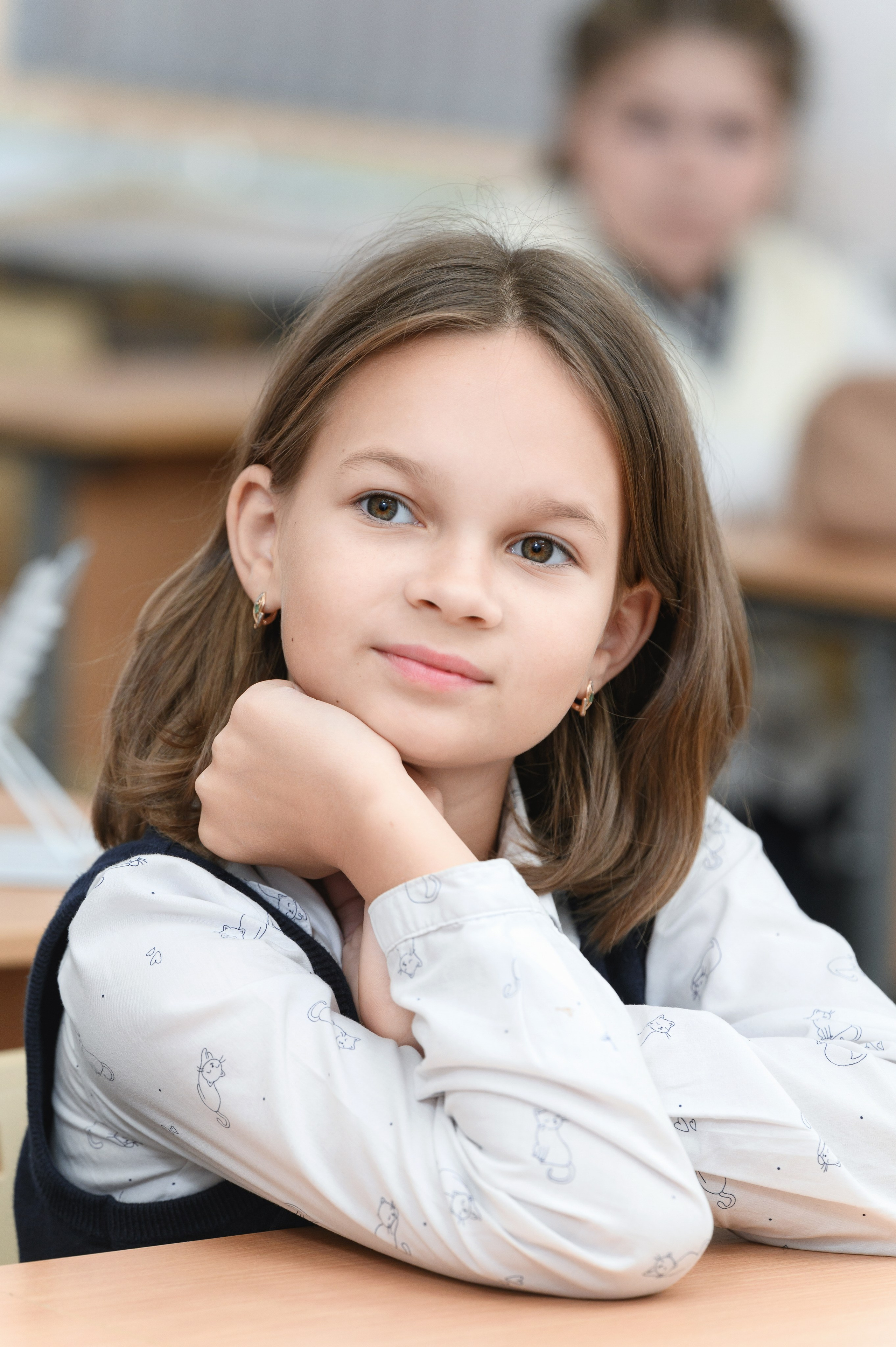 Портрет девочки за партой на уроке в классе