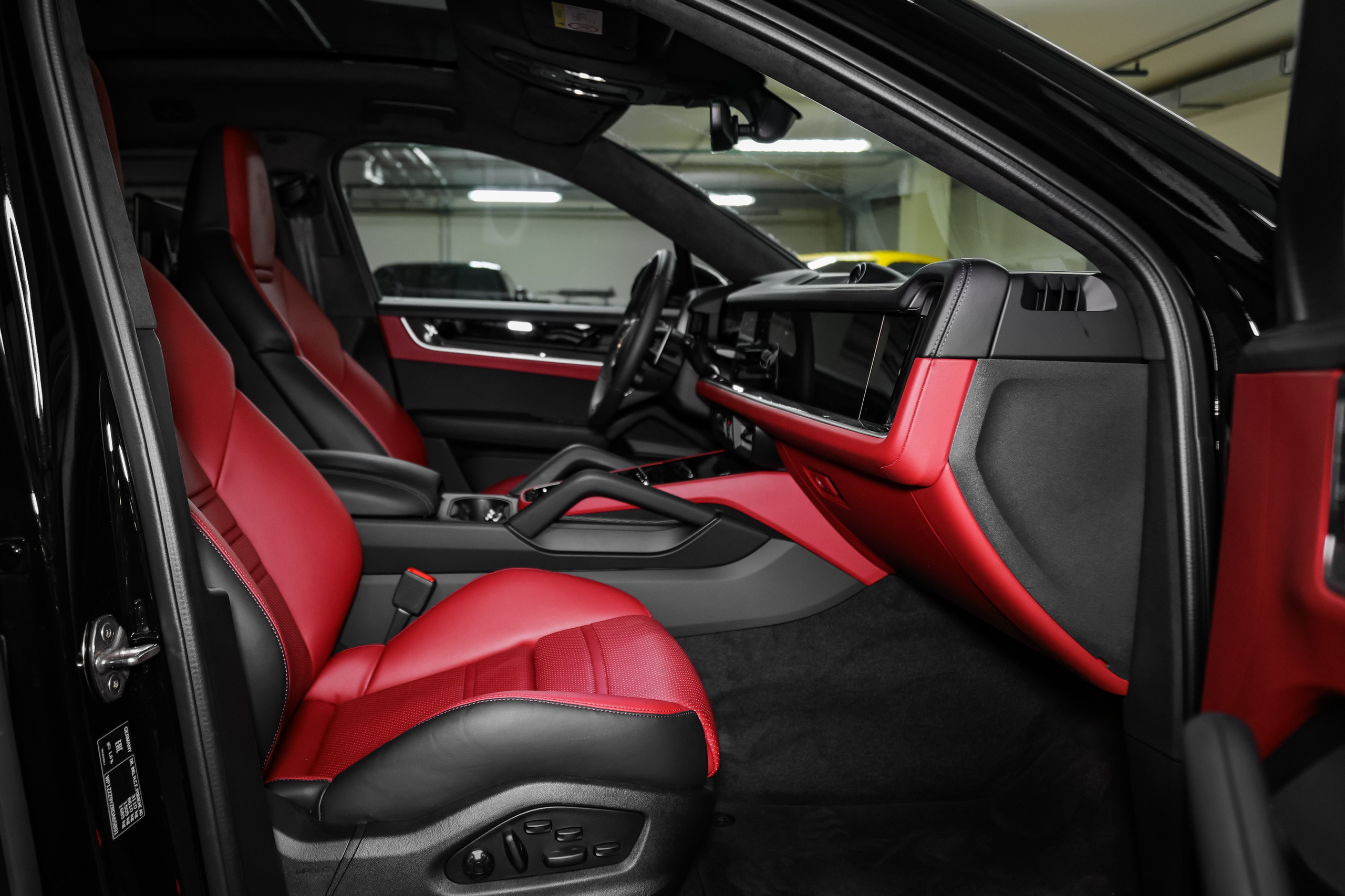 2025 PORSCHE CAYENNE COUPE E-Hybrid. Mixturecaptures