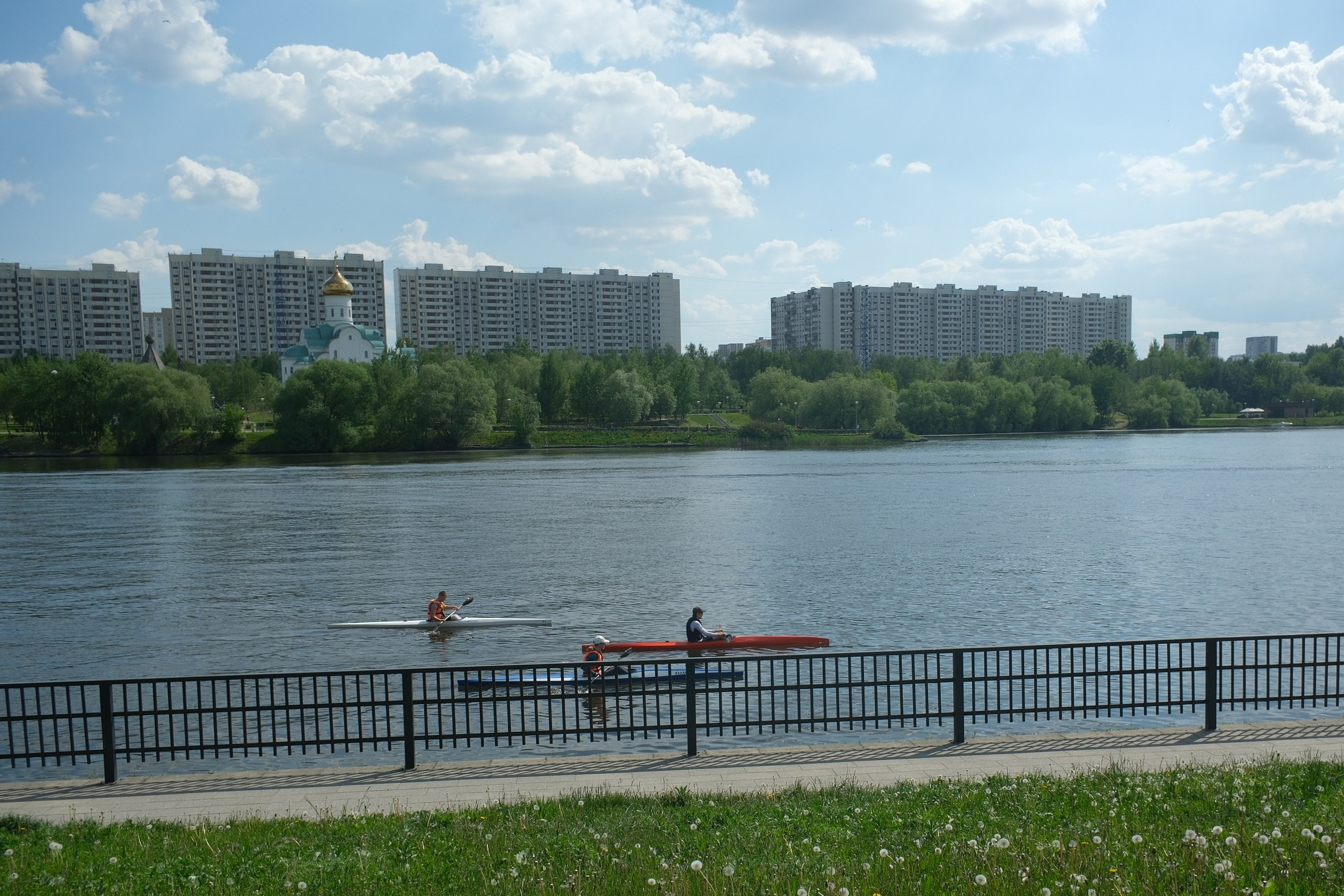 Парк 850 лет Москве. Снято на Voigtlander 18/2,8 Color-scopar. Улица, люди, жизнь…