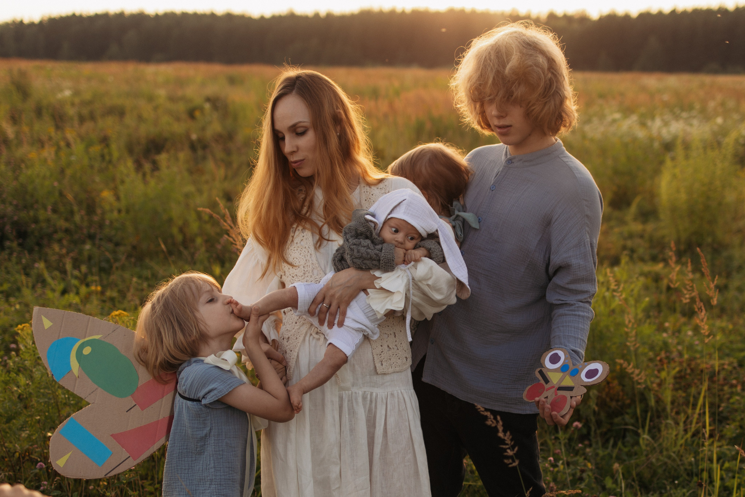 Семейная фотосессия в поле. Семейный фотограф в Москве Марина Петра