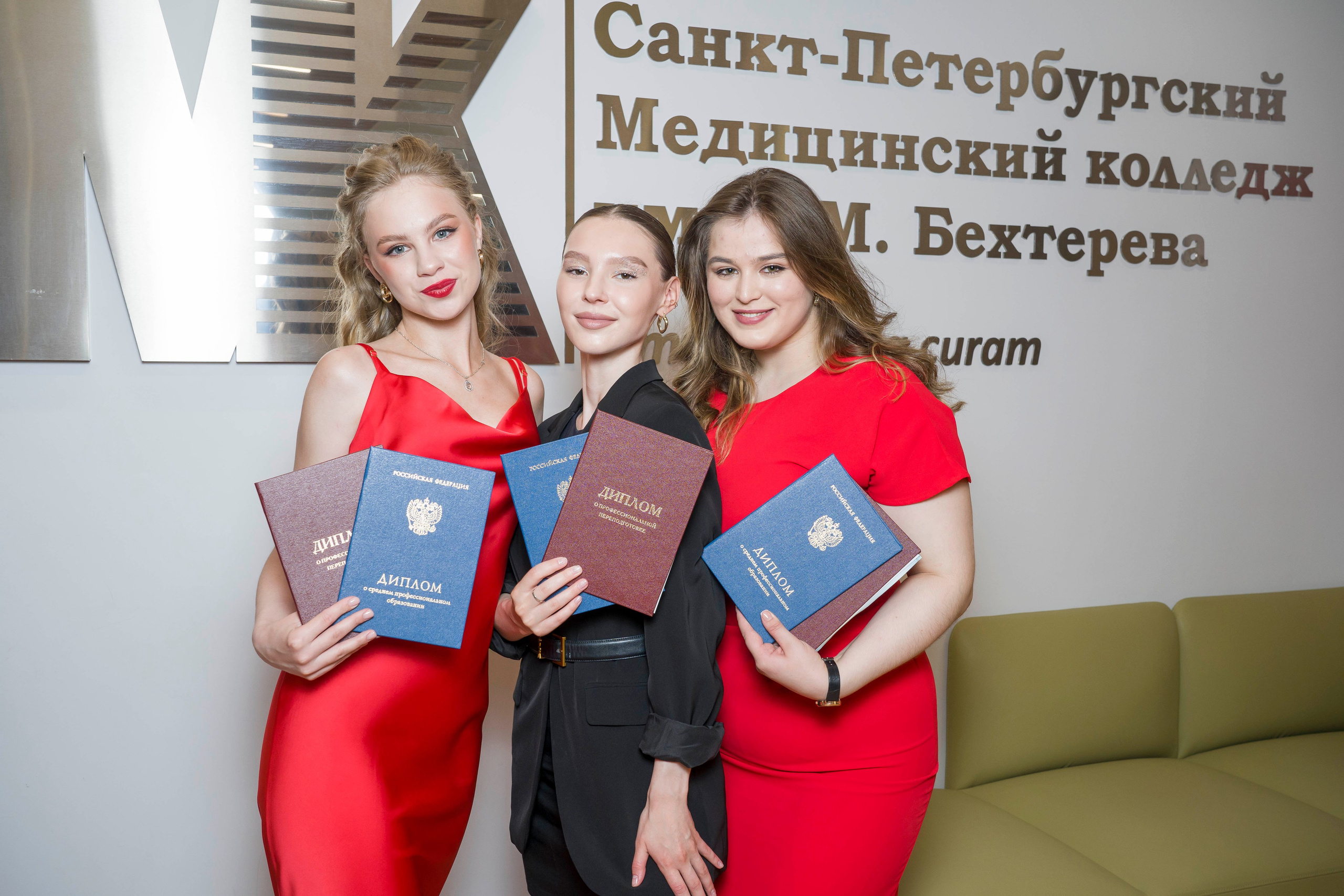 Выпускной в медколледже. Фотограф в Санкт-Петербурге. Репортажная и все съёмки для бизнеса