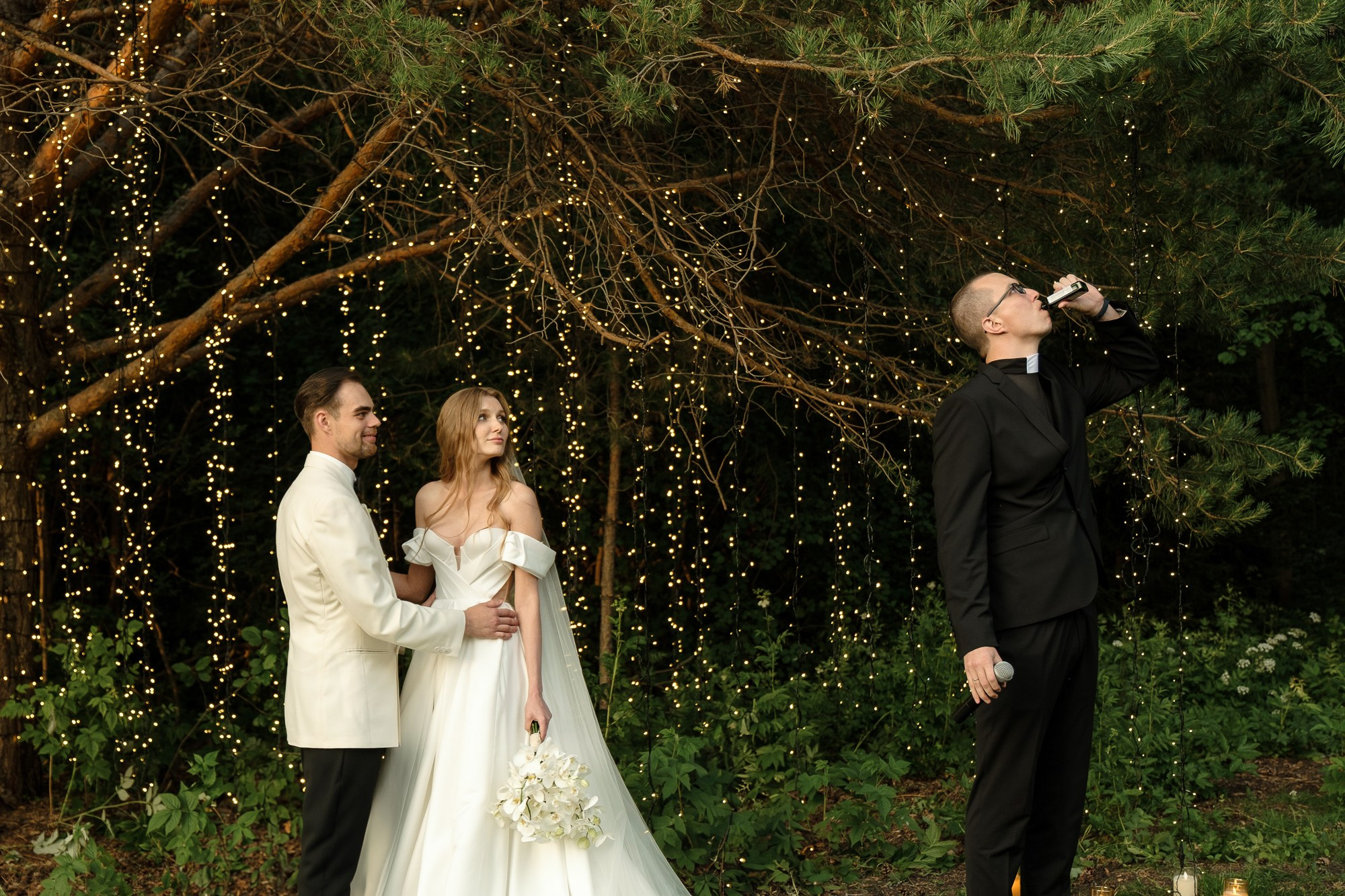Черно-белая свадьба с вечерней церемонией под деревом. Свадебный фотограф Элли Федосеева