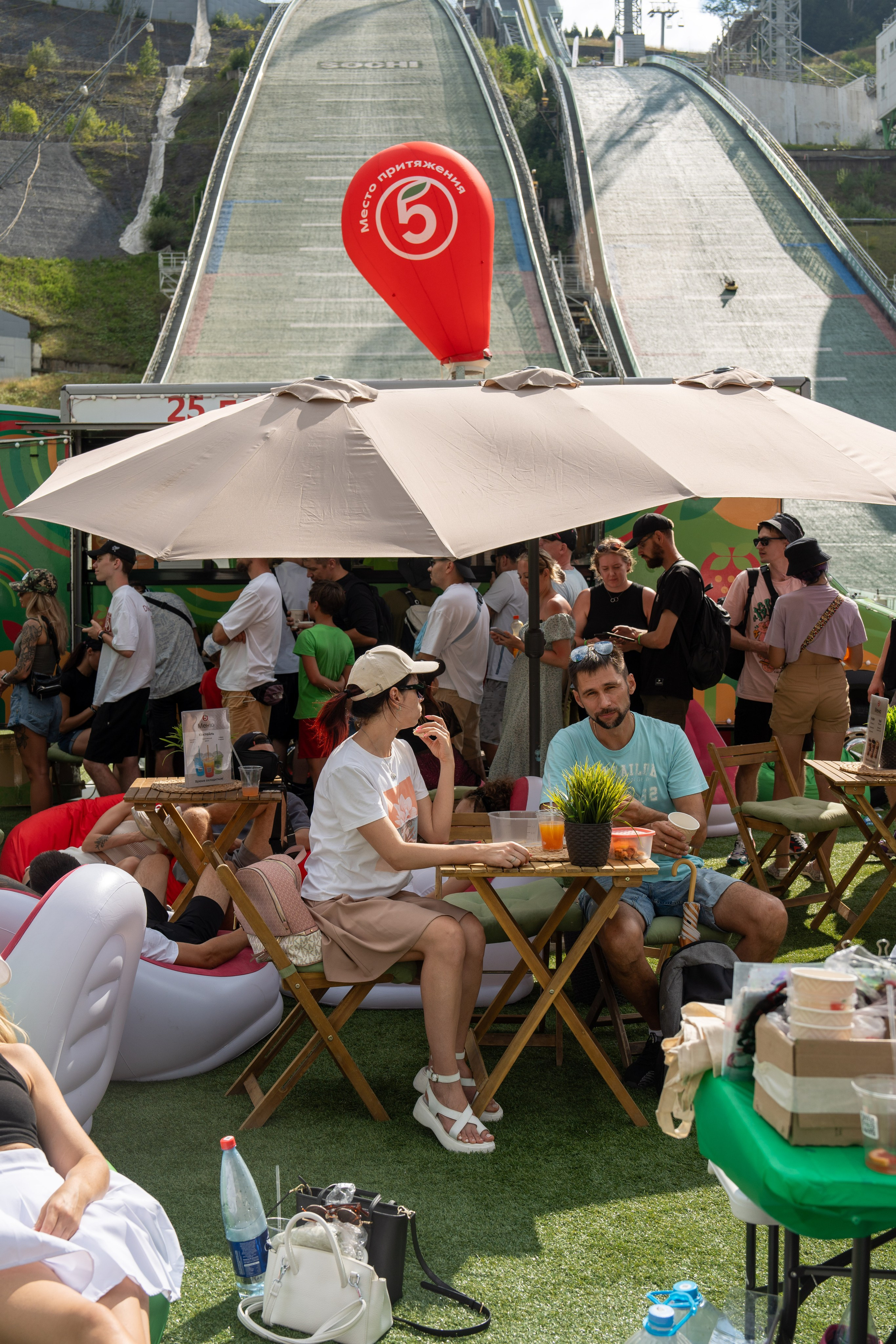 Фотоотчет партнеской интеграции для сети «Пятерочка» на фестивале «Grounded». Репортажный фотограф в Красной Поляне и Сочи Павлюченко Екатерина