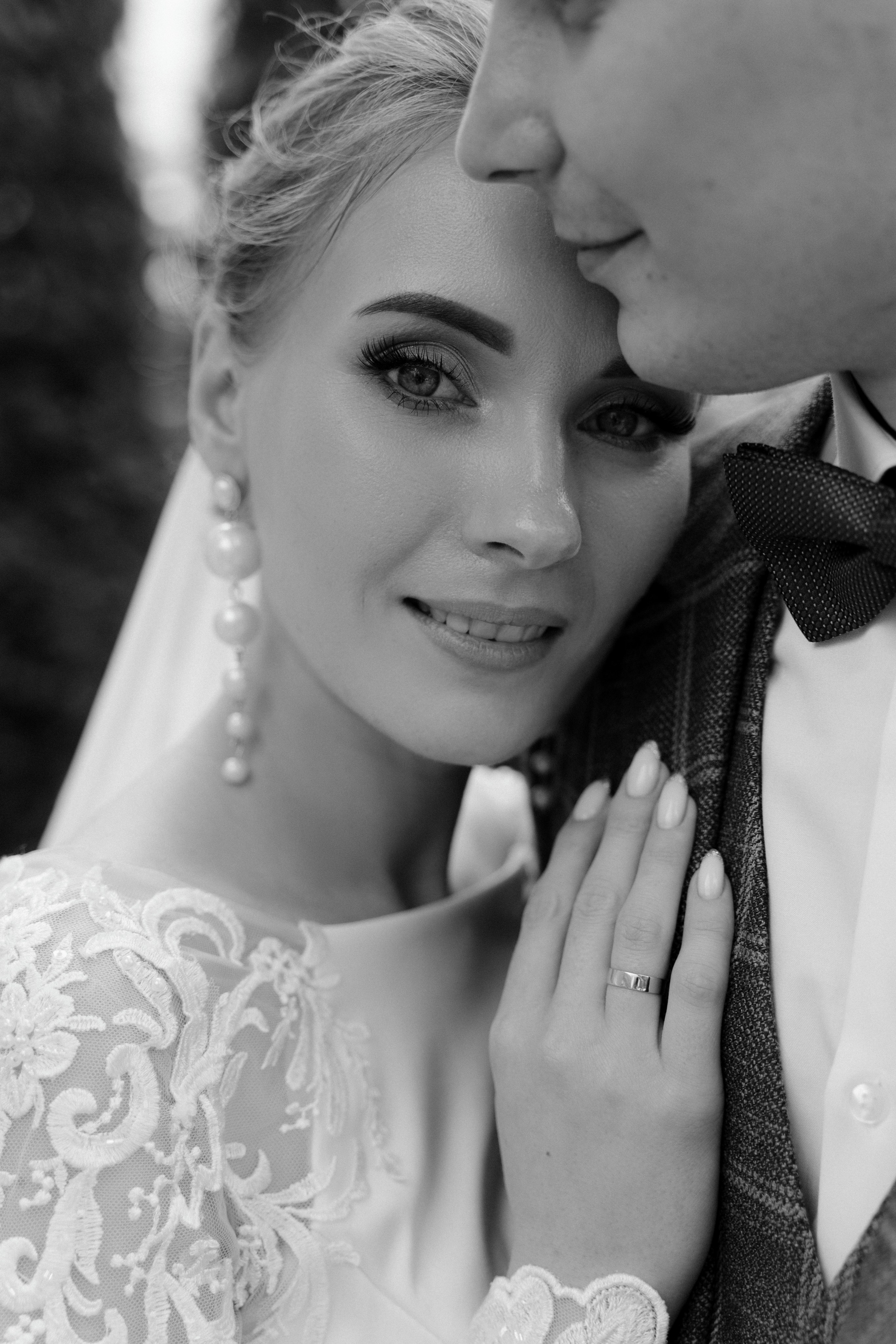 Портрет невесты с женихом черно-белый близкий
