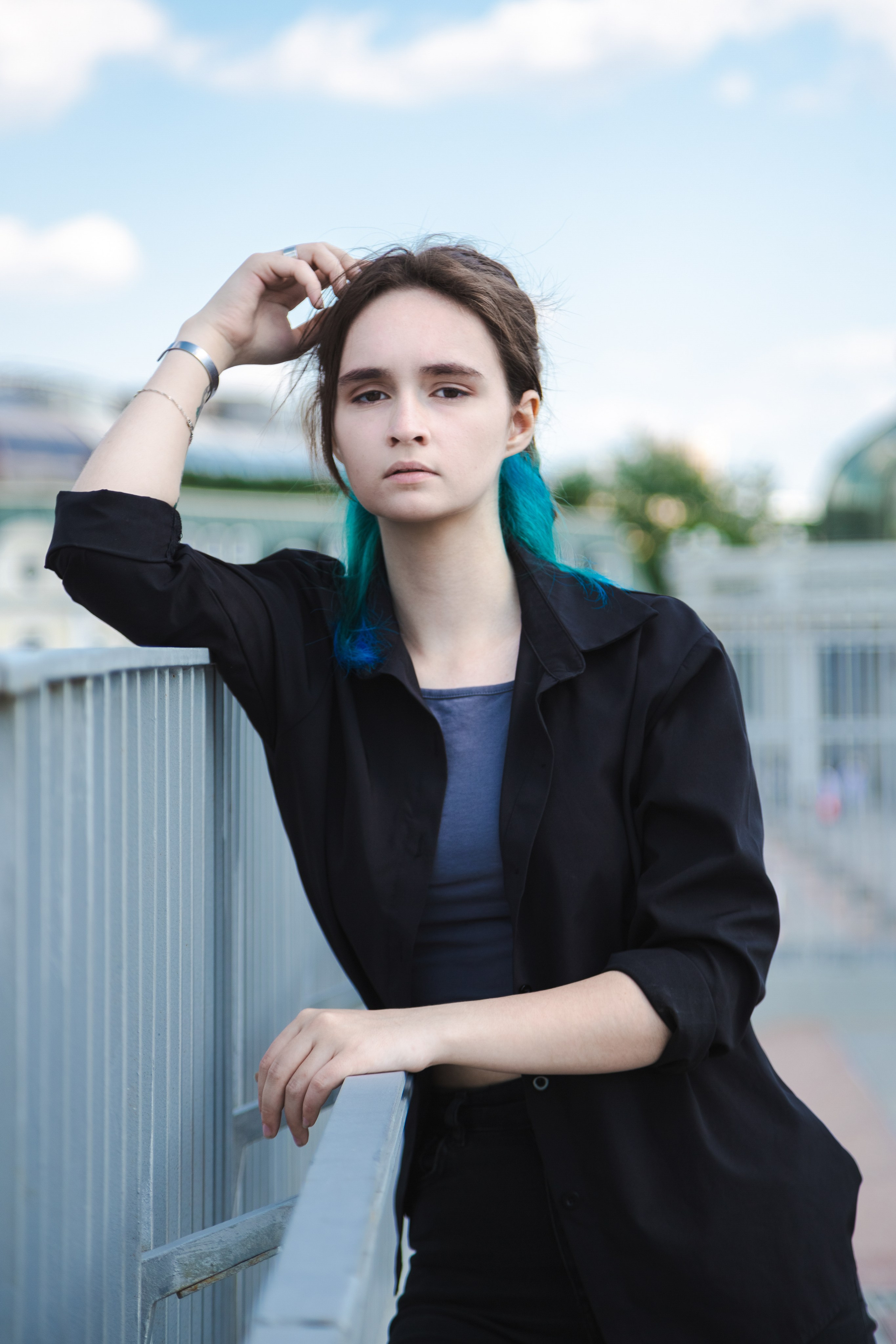 Фотограф Михаил Панагушин - девушка с цветными волосами на смотровой площадке.