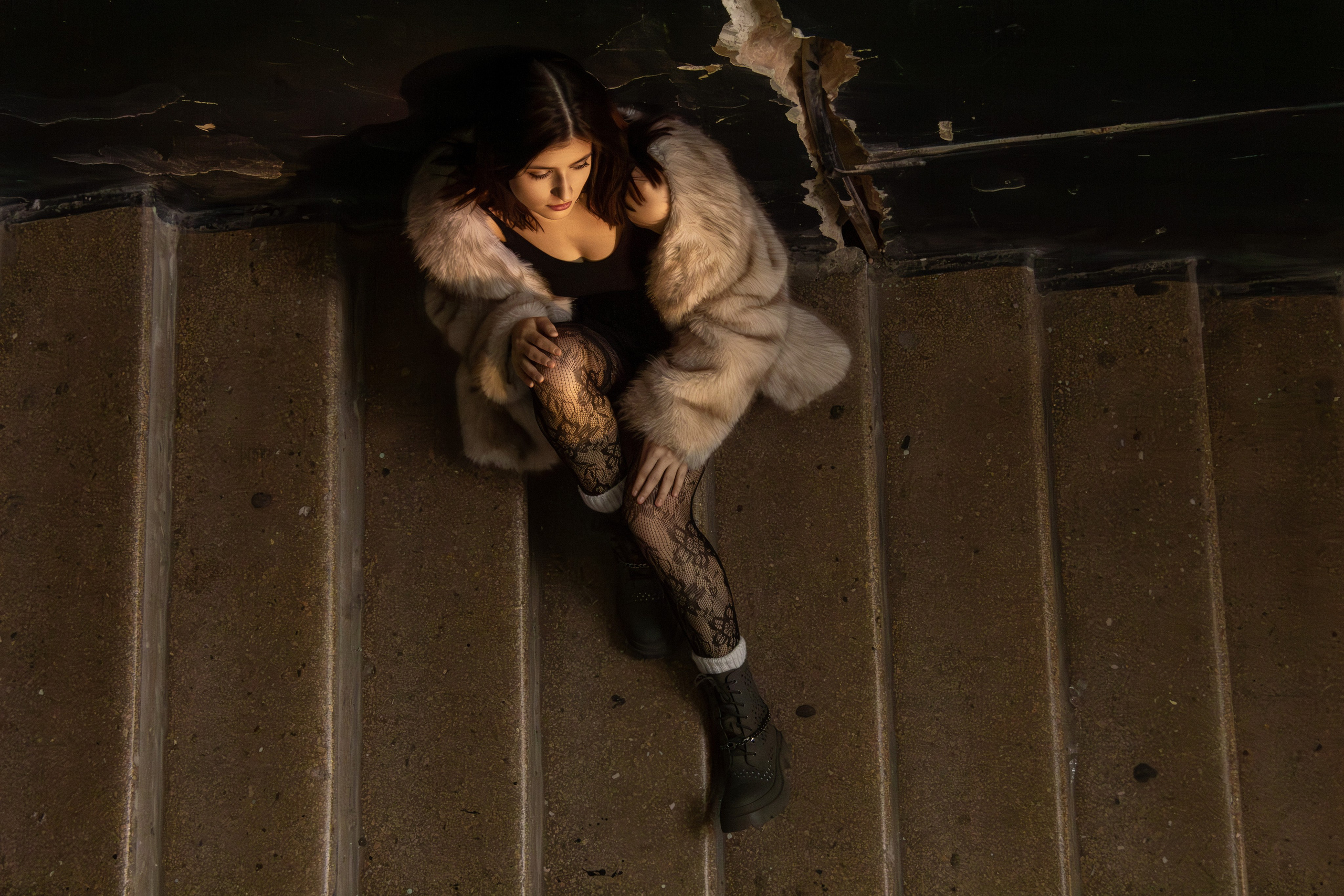 Девушка на лестнице. Главная