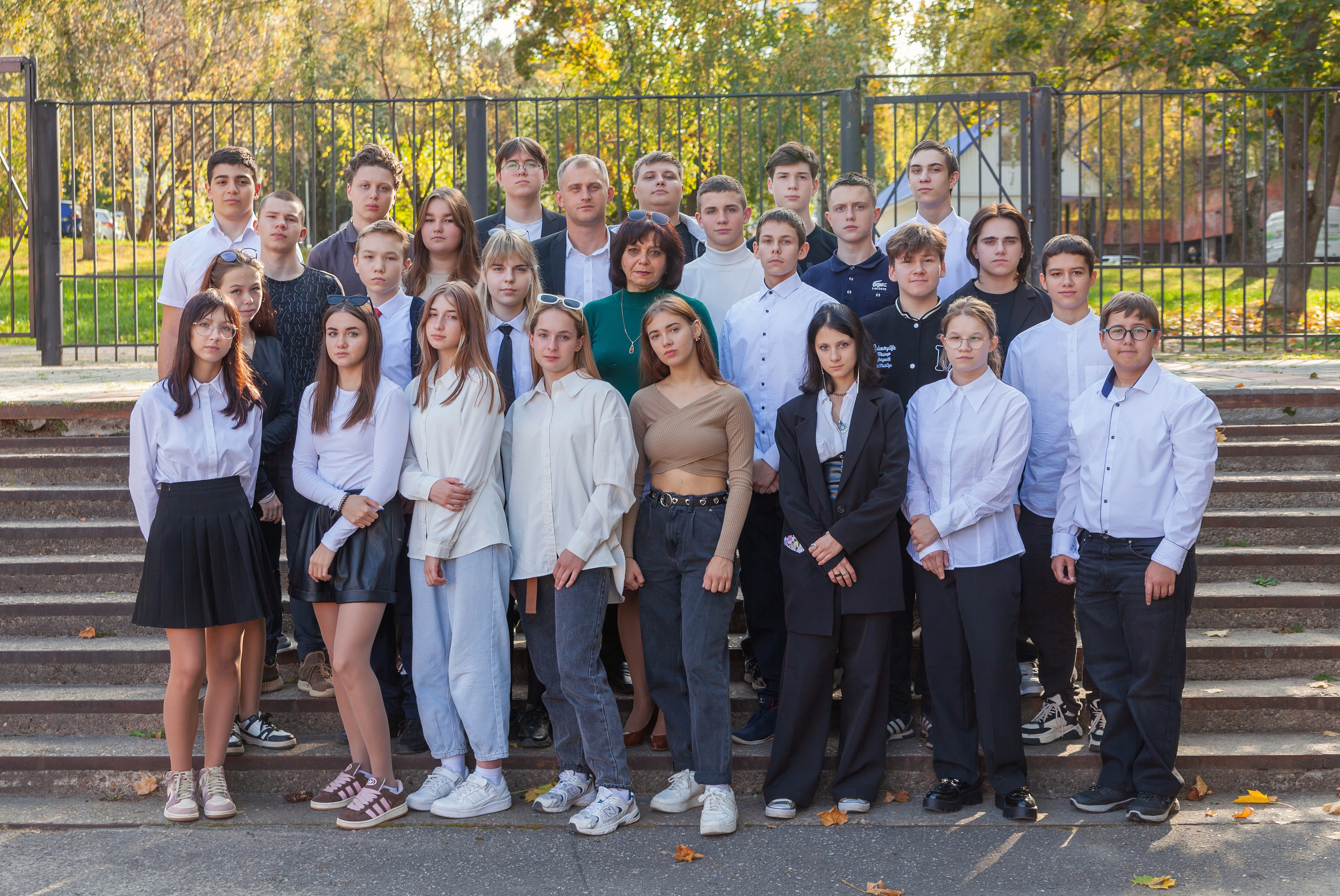 Общая фотография 9 класса снятая  на улице рядом со школой