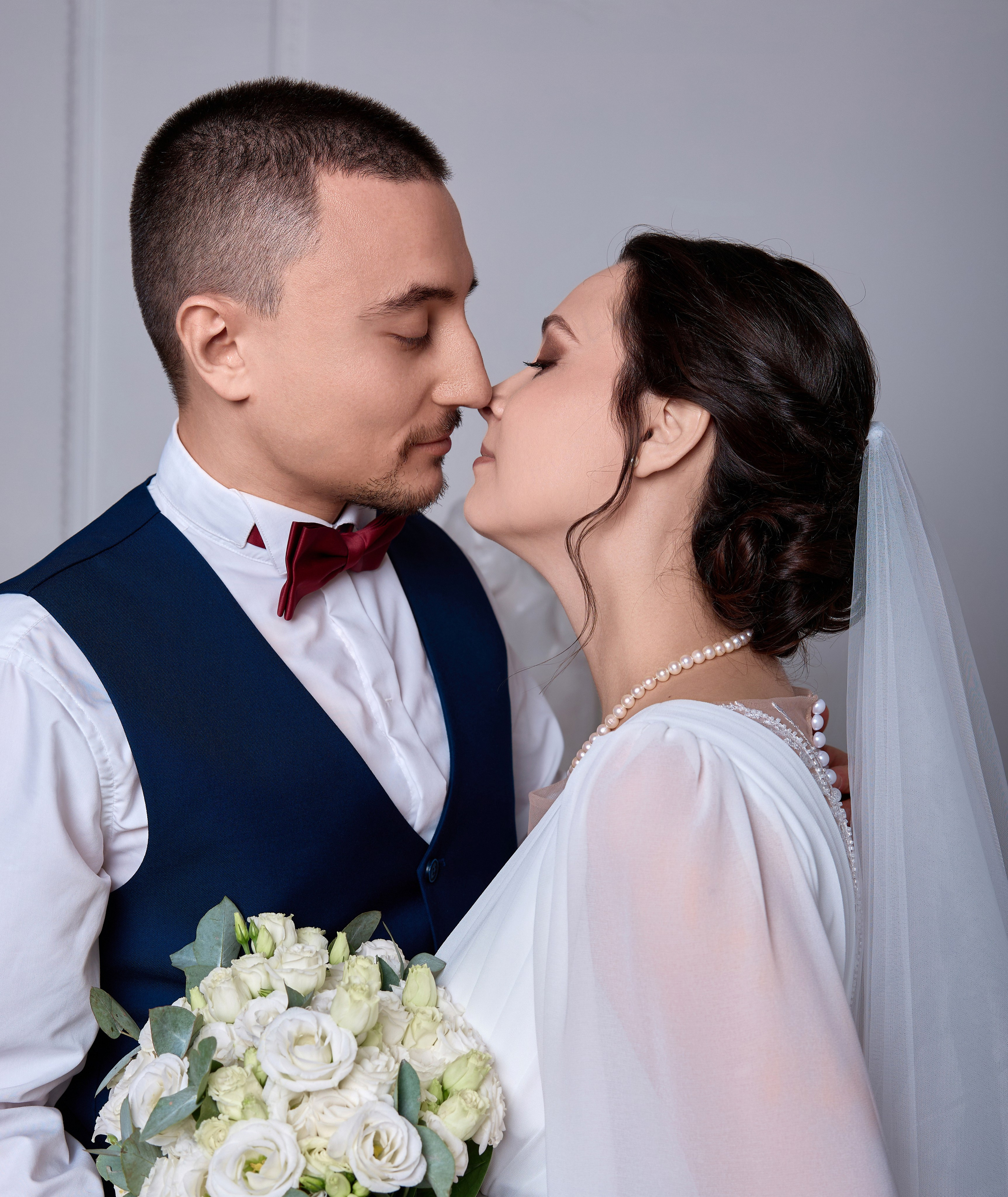 Свадебная фотосессия в студии и регистрация брака в Грибоедовском ЗАГСе