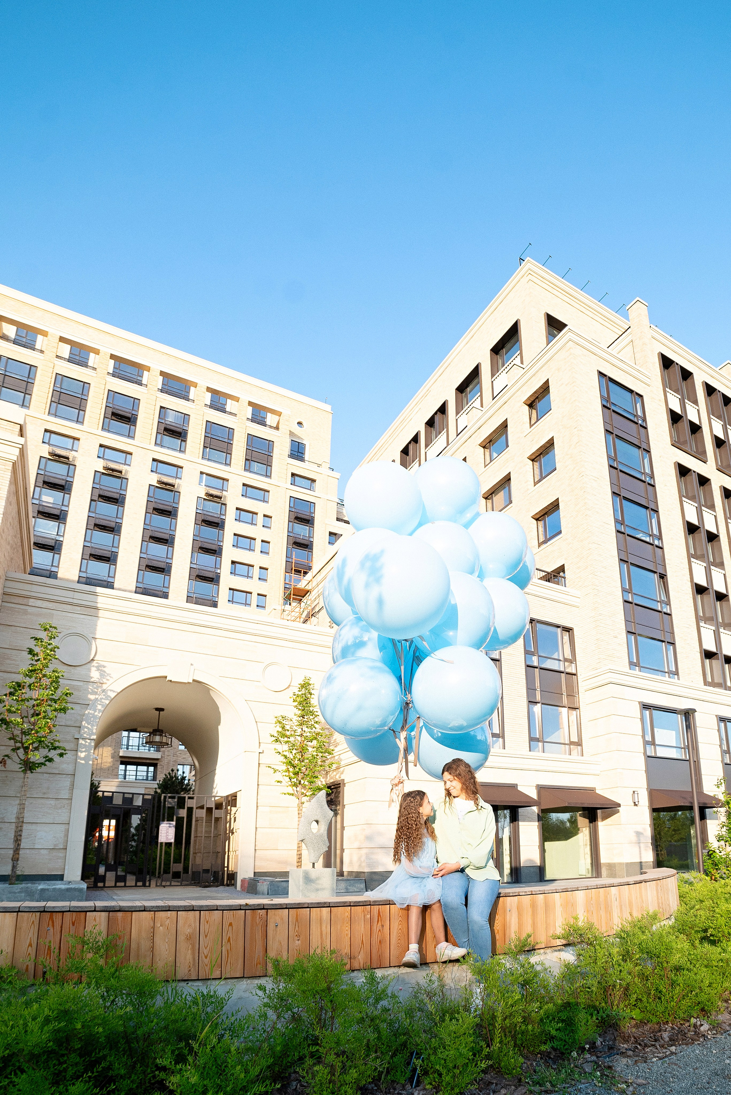 Огромные яркие воздушные шары от ШарЛэнд, парящие над живописным ландшафтом города Сургут, запечатленные профессиональным фотографом Анной Старцевой. Фото демонстрирует зрелищность мероприятия и атмосферу праздника, привлекая внимание зрителей красотой и масштабом события.