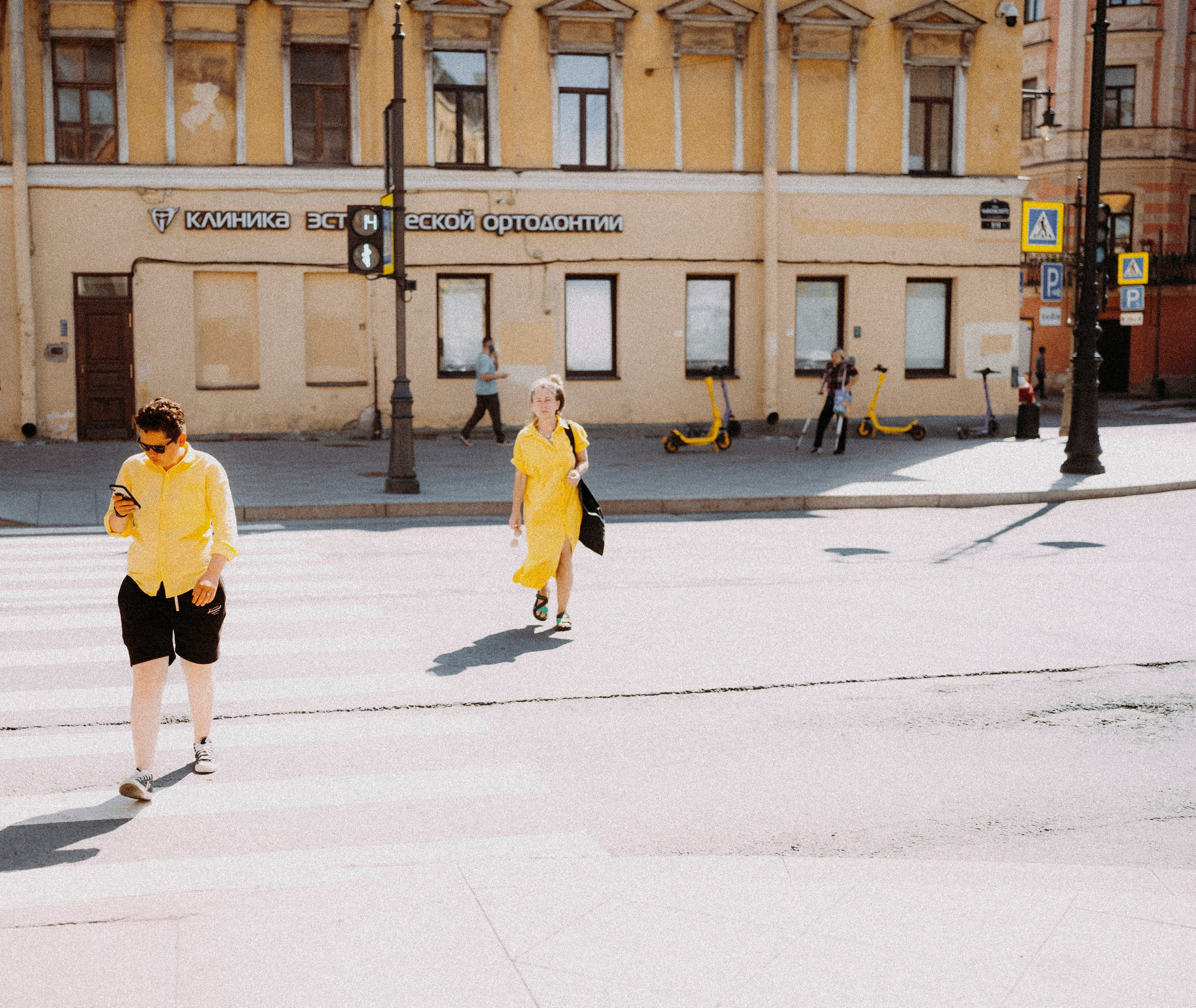 2024. Стрит-фотография, полная абсурда, идиотизма и красоты