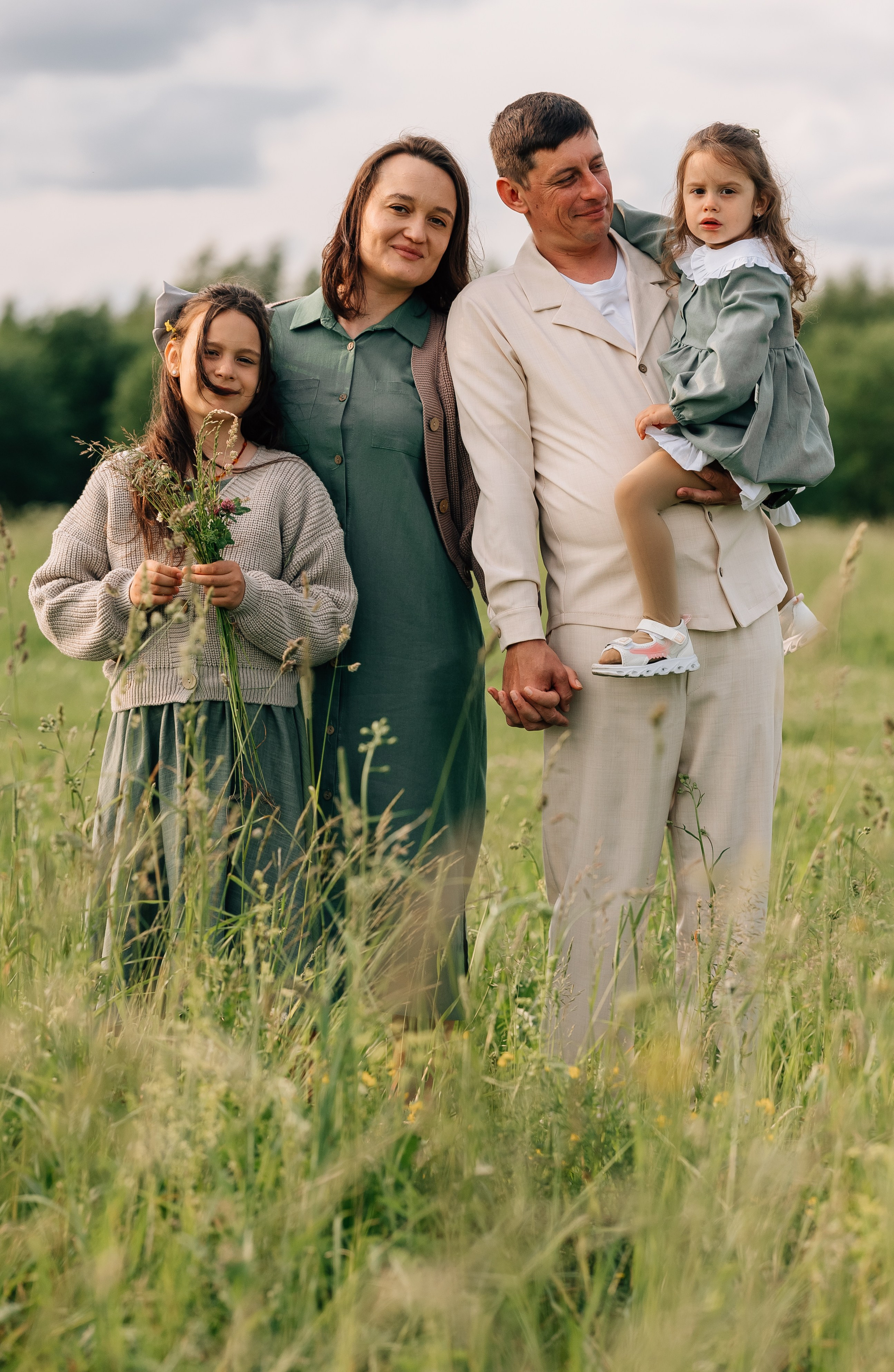 Анна, Марчелло, Настенька и Влада в поле. Фотограф Москва Светлана Кирюшина