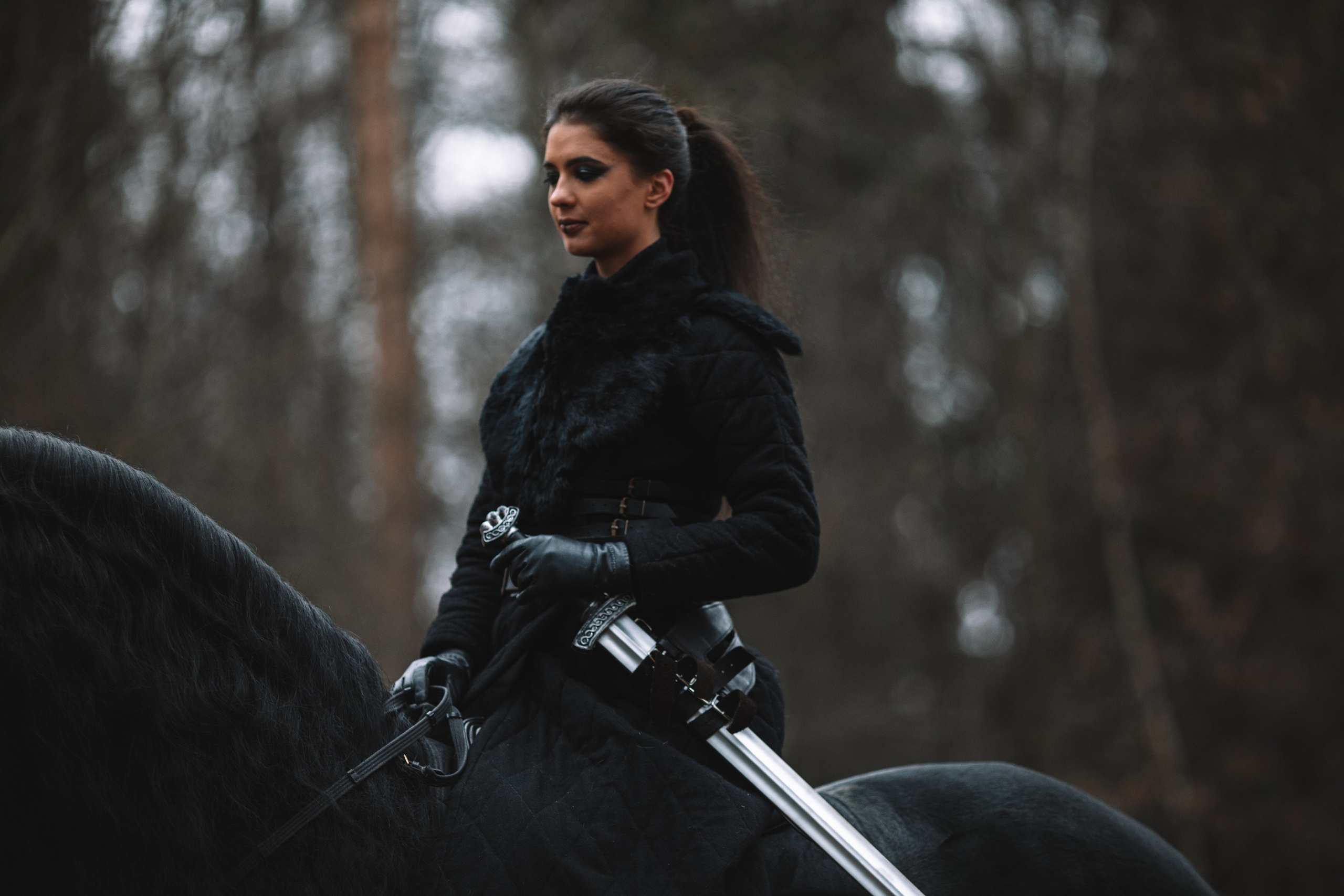 Наташа с фризом в костюме викинга. Фотосессии с лошадьми