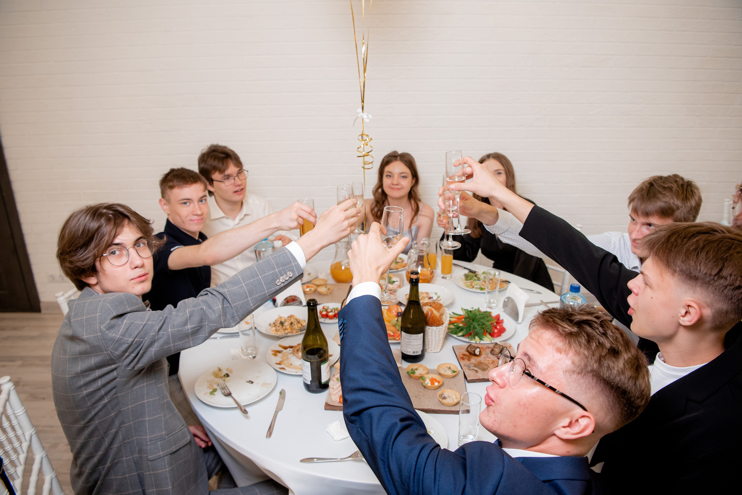 30 Школа. Вручение и Банкет. ДК Юбилейный и Банхоф. Фотограф в Волгограде и Волжском Александр Горбань