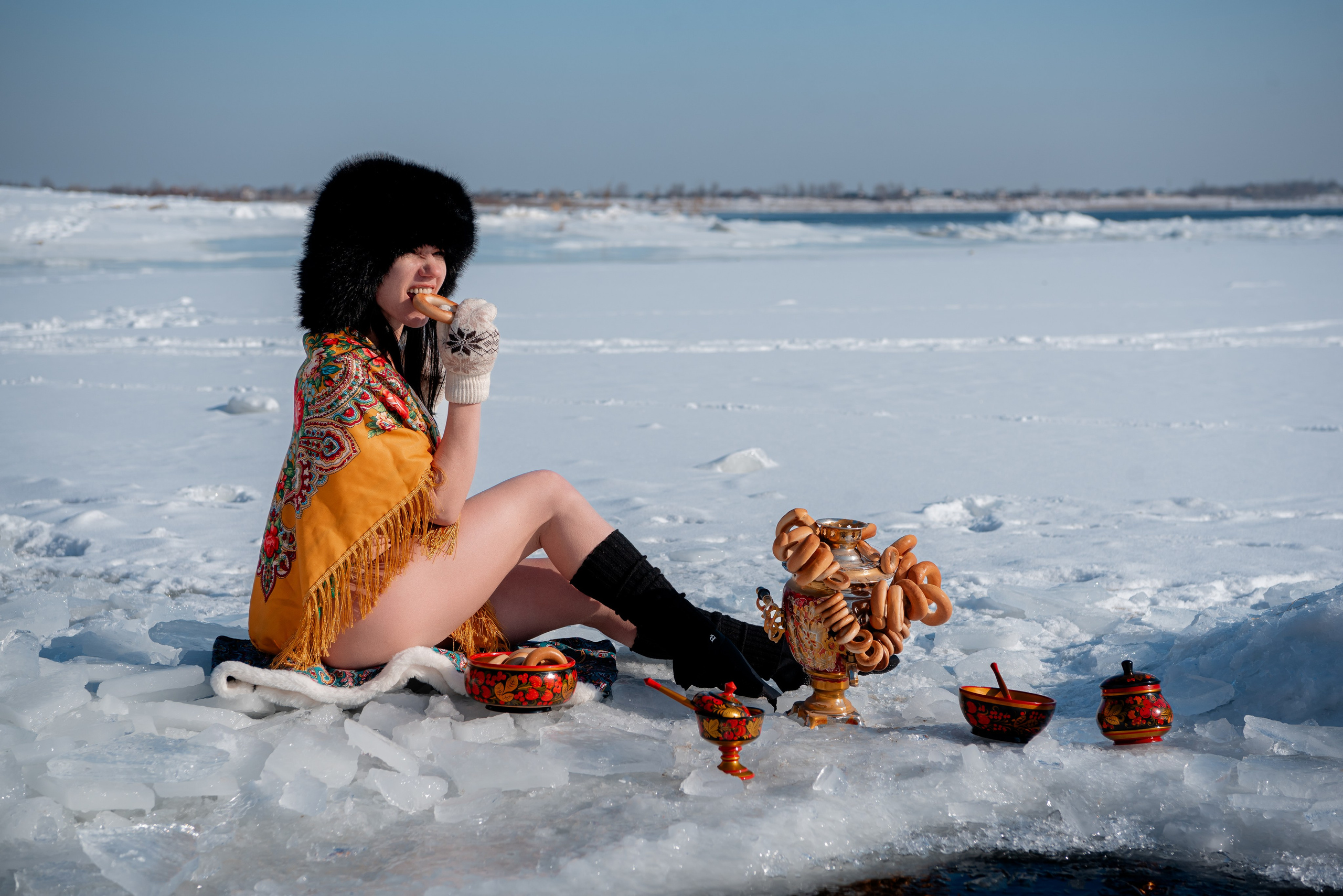 Моржи на Волге. Девушки в купальниках на снегу. Волгоград. Фотограф в Волгограде и Волжском Александр Горбань