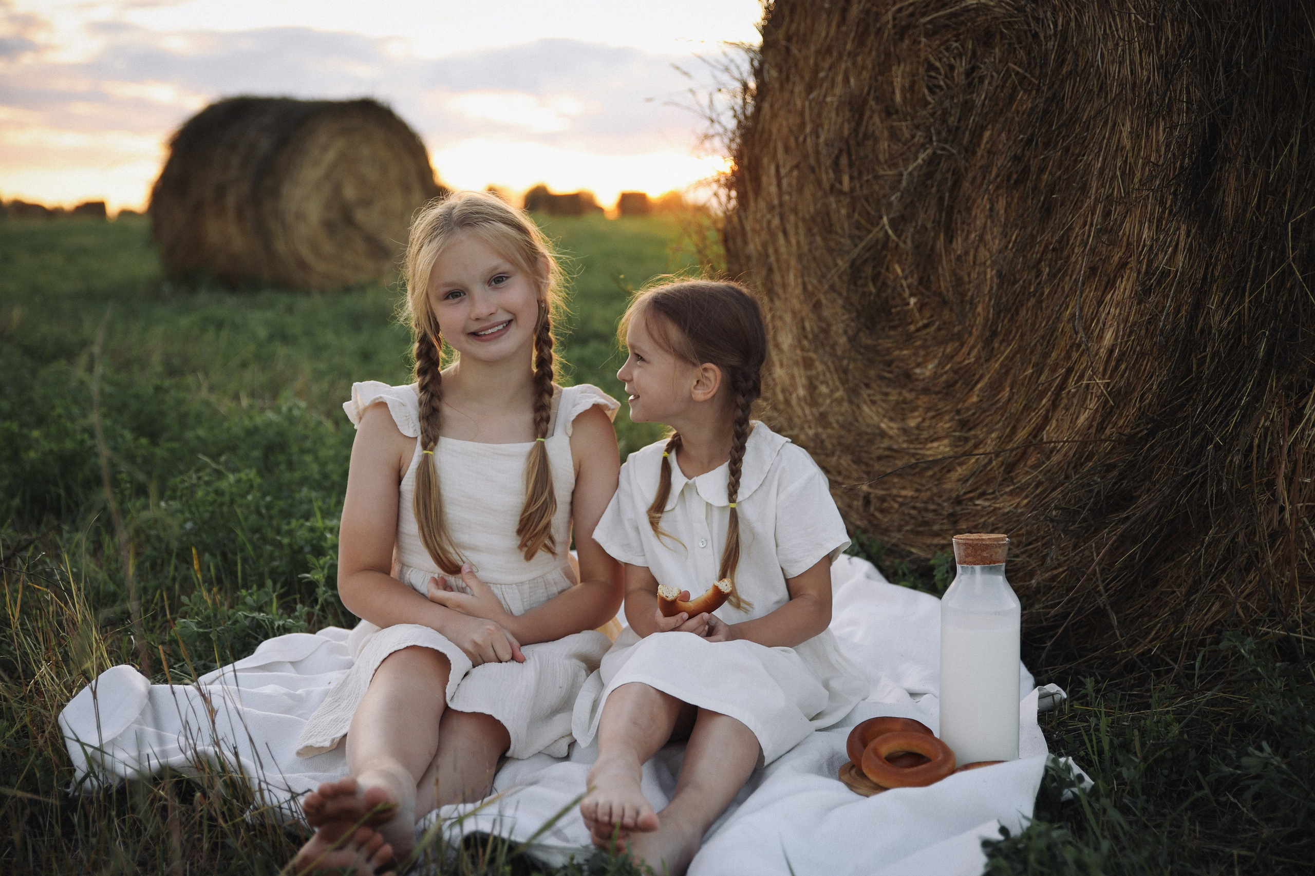 Фотосессия в поле летняя фотосессия в стогах. Фотограф Владимир Москва