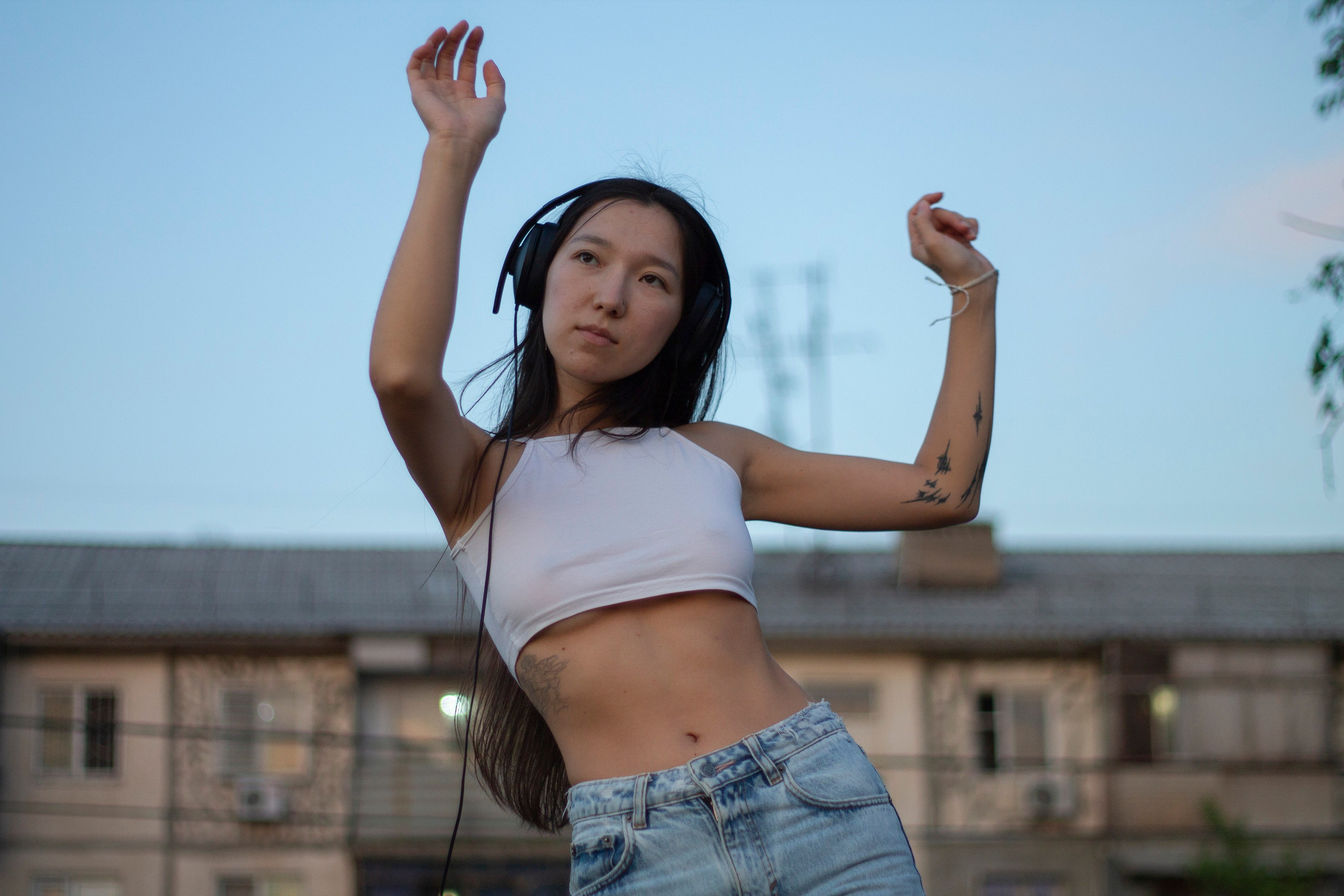 девушка танцует в городе фотография Бишкек