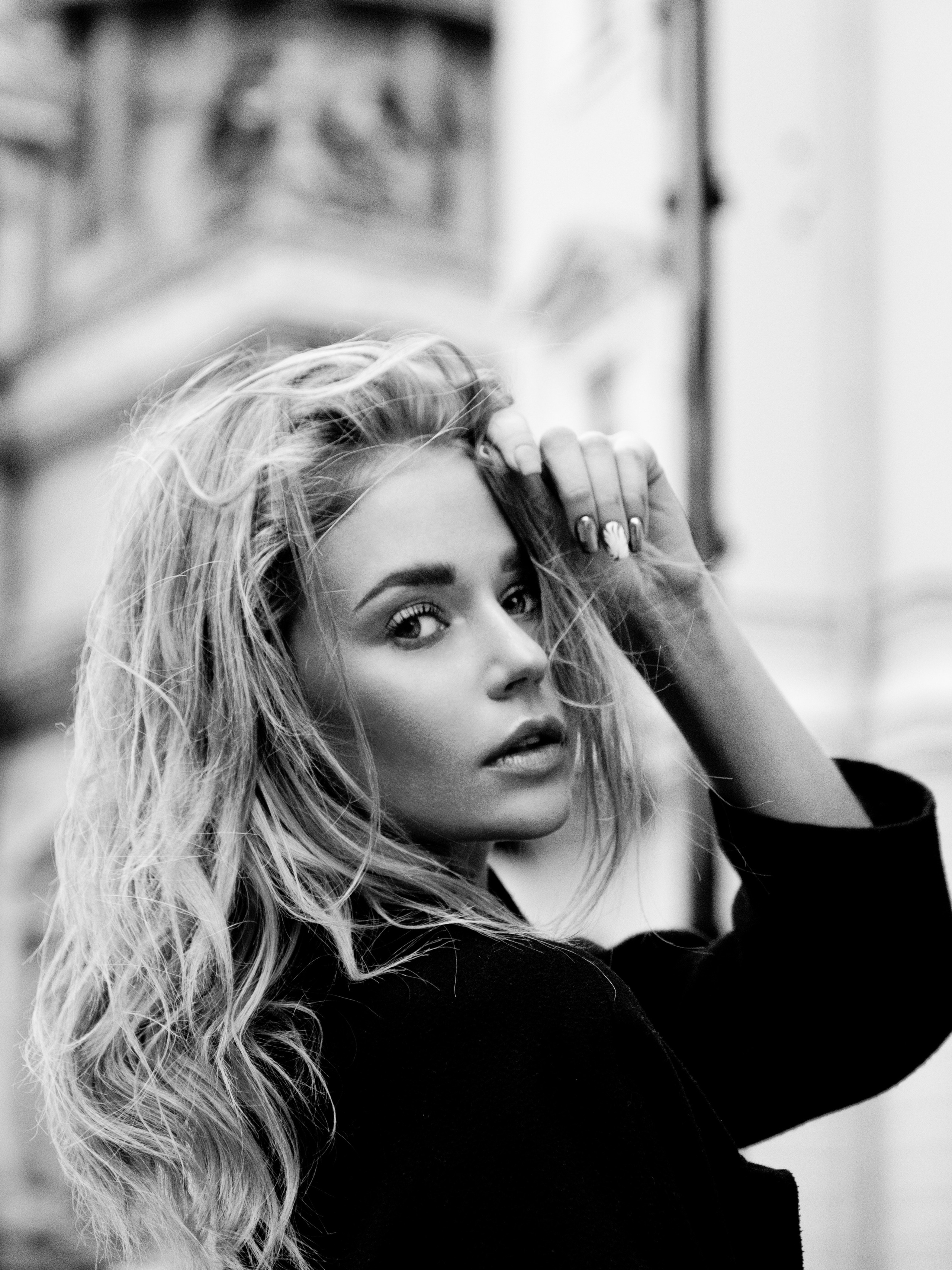 Фотосессия в центре СПб: прогулка с Софией у Исаакиевского и в Доме Зингера