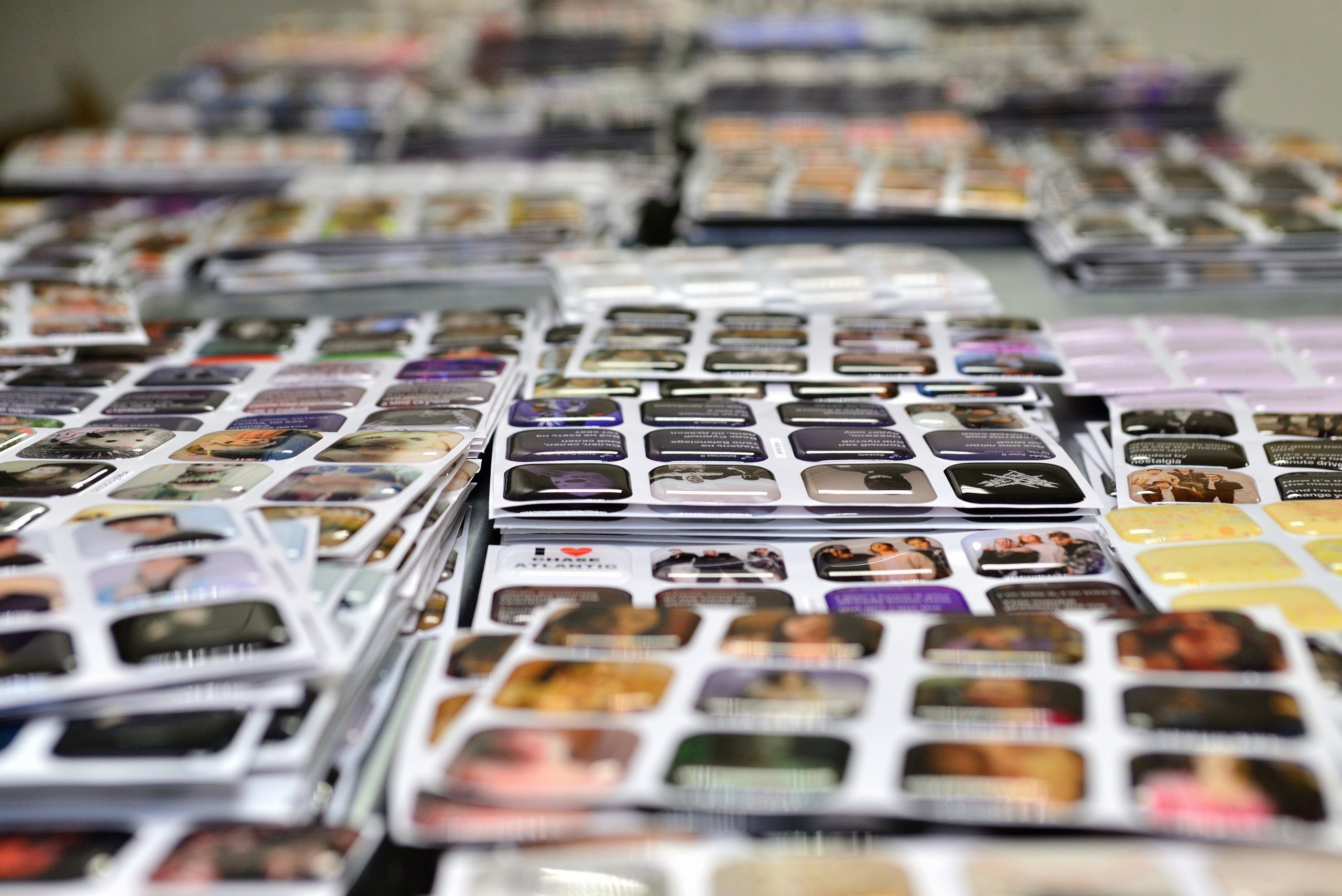 Производство 3D стикеров. Фотограф Сергей Сергеев