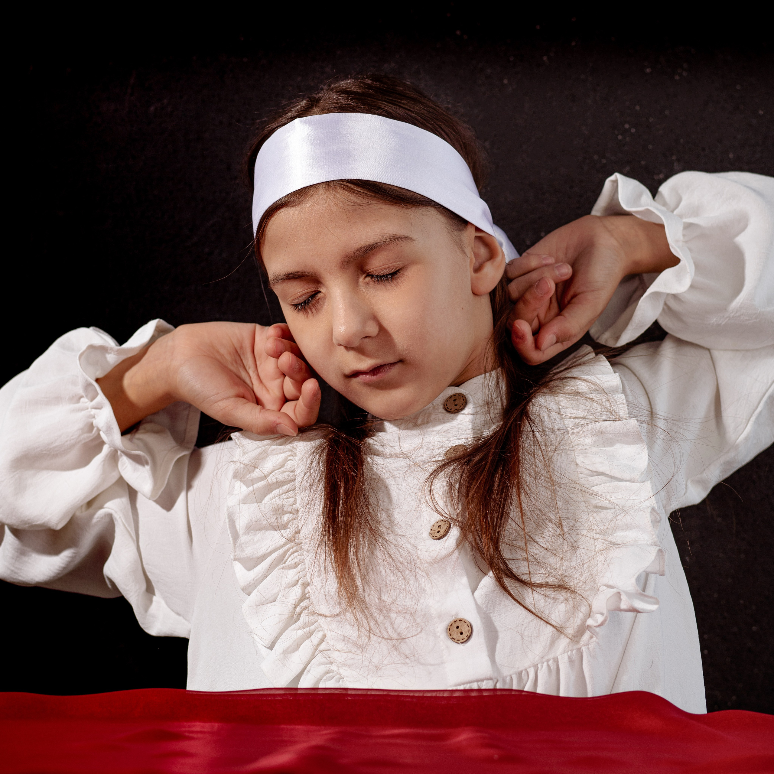 девочка потягивается.