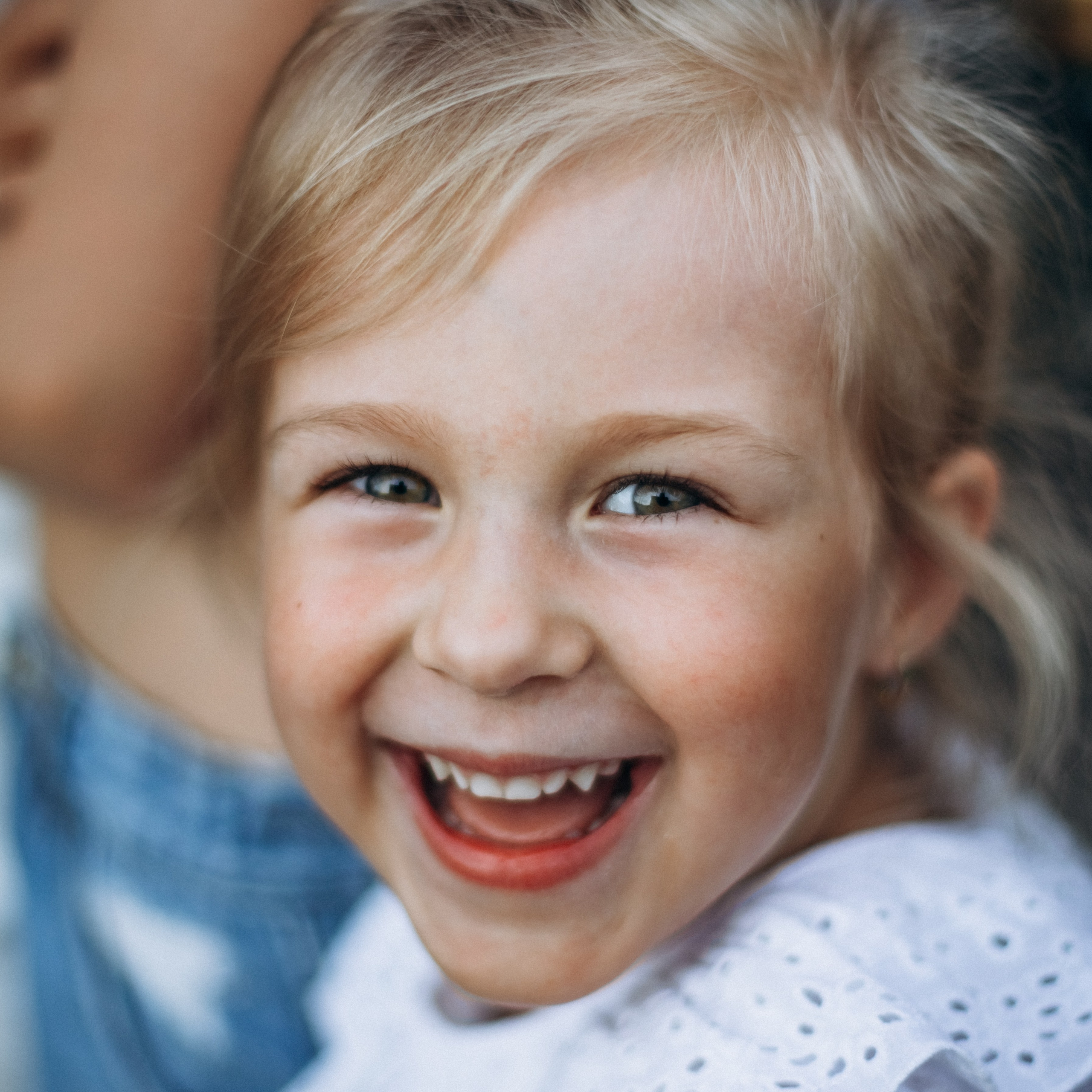 Дарья с семьей в июне. Фотопрогулка в Петербурге. Индивидуальный и семейный фотограф в Санкт-Петербурге